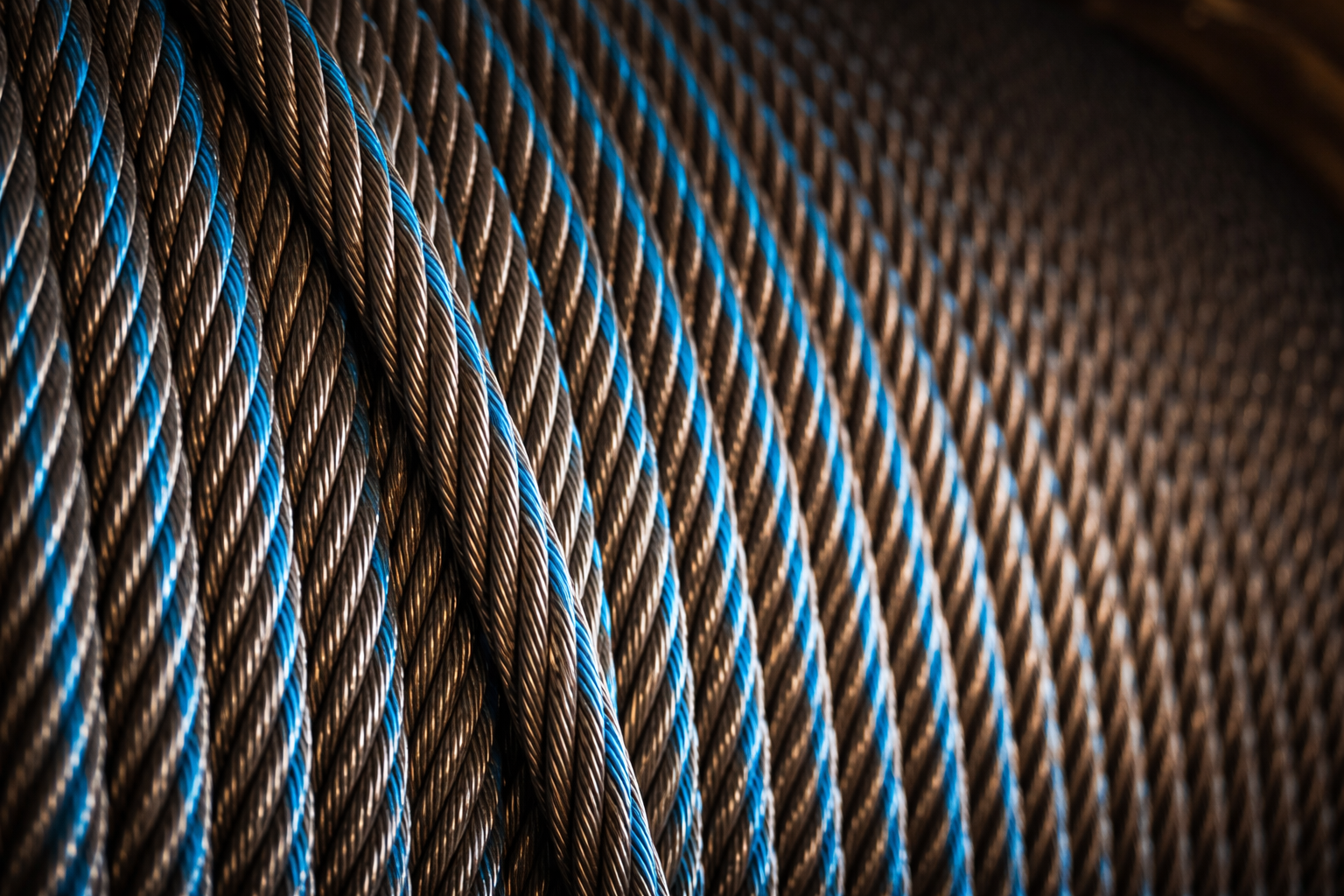 Cable de acero enrollado, con cables marrones y detalles azules.