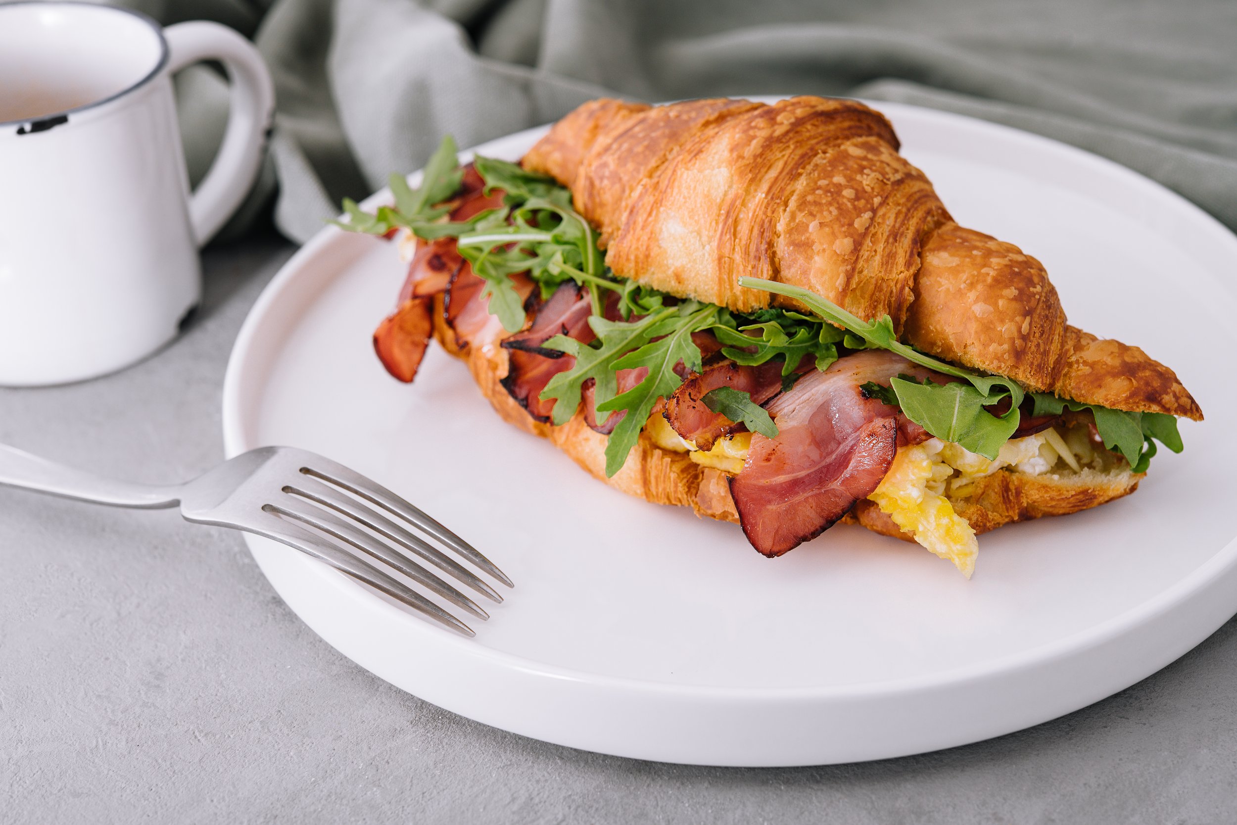 Croissant with egg & bacon