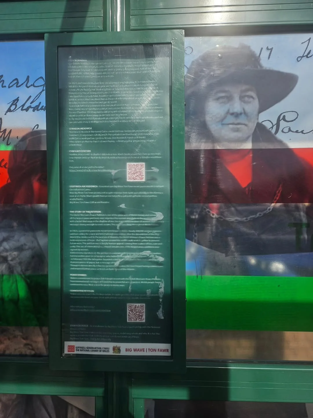 Ydych chi wedi gweld ein gosodiad Arhoswch er mwyn Heddwch, a gr&euml;wyd gyda @librarywales, ar Park Avenue?

Sganiwch y cod QR i weld os oedd aelod o&rsquo;ch teulu, neu rywun a fu&rsquo;n byw yn eich tŷ, wedi llofnodi&rsquo;r ddeiseb heddwch hanes