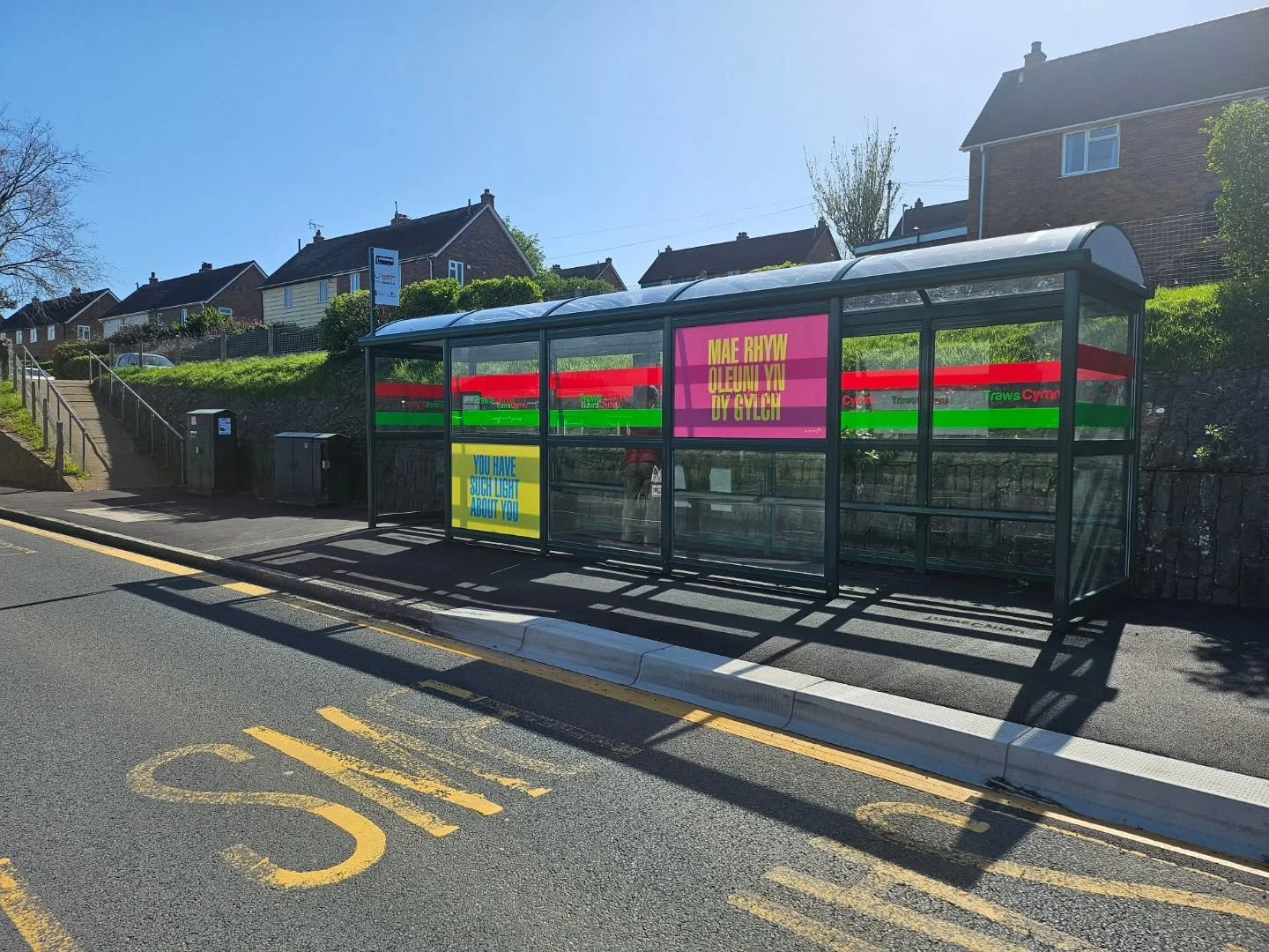 Ti&rsquo;n aros am un safle bws&hellip;
ac wedyn mae tri&rsquo;n troi fyny!
Mae Stopio dros Heddwch yn parhau gyda gwaith gan @on_the_wing_ a @nicky_arscott
Ffordd Penparcau a Bryn Penglais, Aberystwyth.

Waiting for one bus stop&hellip;
Then three t