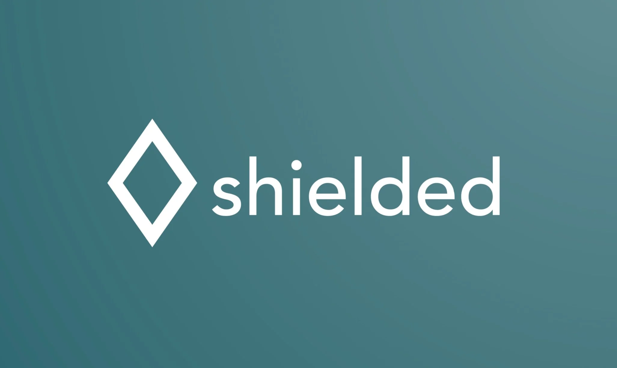 Logo van Shielded met een geometrisch symbool en de naam 'shielded' op een blauwgroene achtergrond.