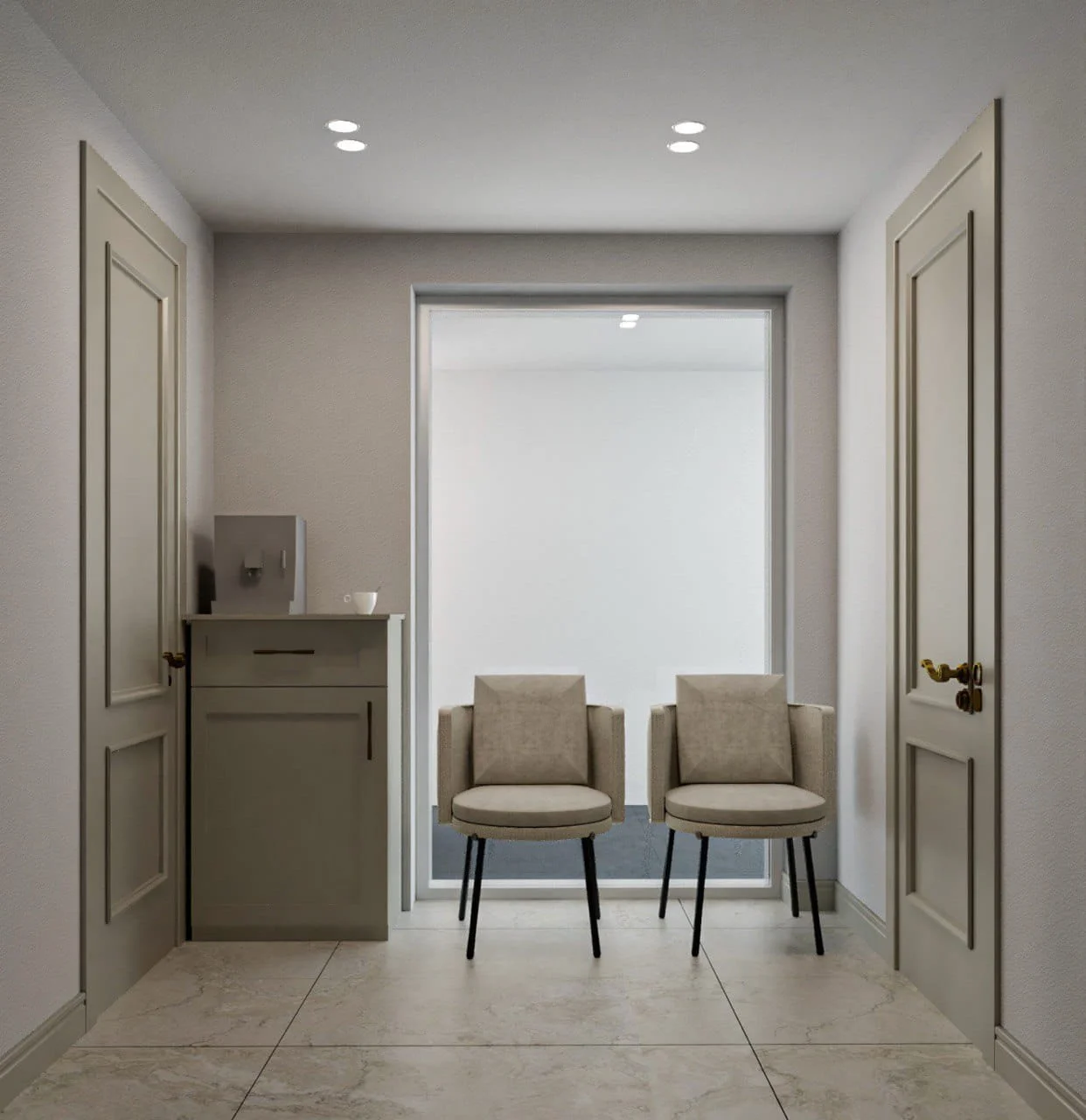 Dvi smėlio spalvos kėdės priešais didelį langą šviesiame salono kambaryje.