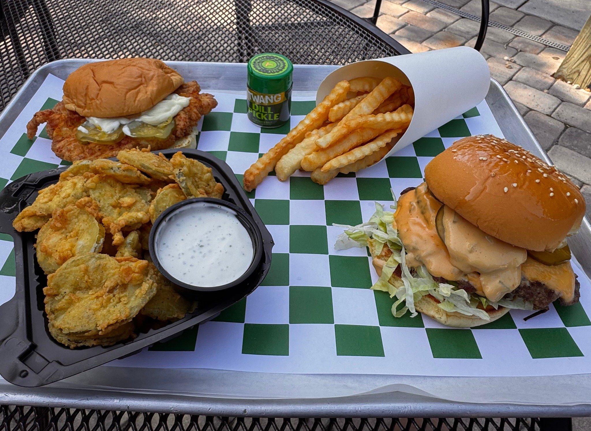Indulge that craving for tasty comfort food this weekend at Burgerbach's! Smashburgers, fried pickles, french fries, fried and grilled chicken sammiches ice cream tacos, and more! Located in Historic Downtown Sanford within @tuffysmusicbox . 𝐴 𝐻𝑜?