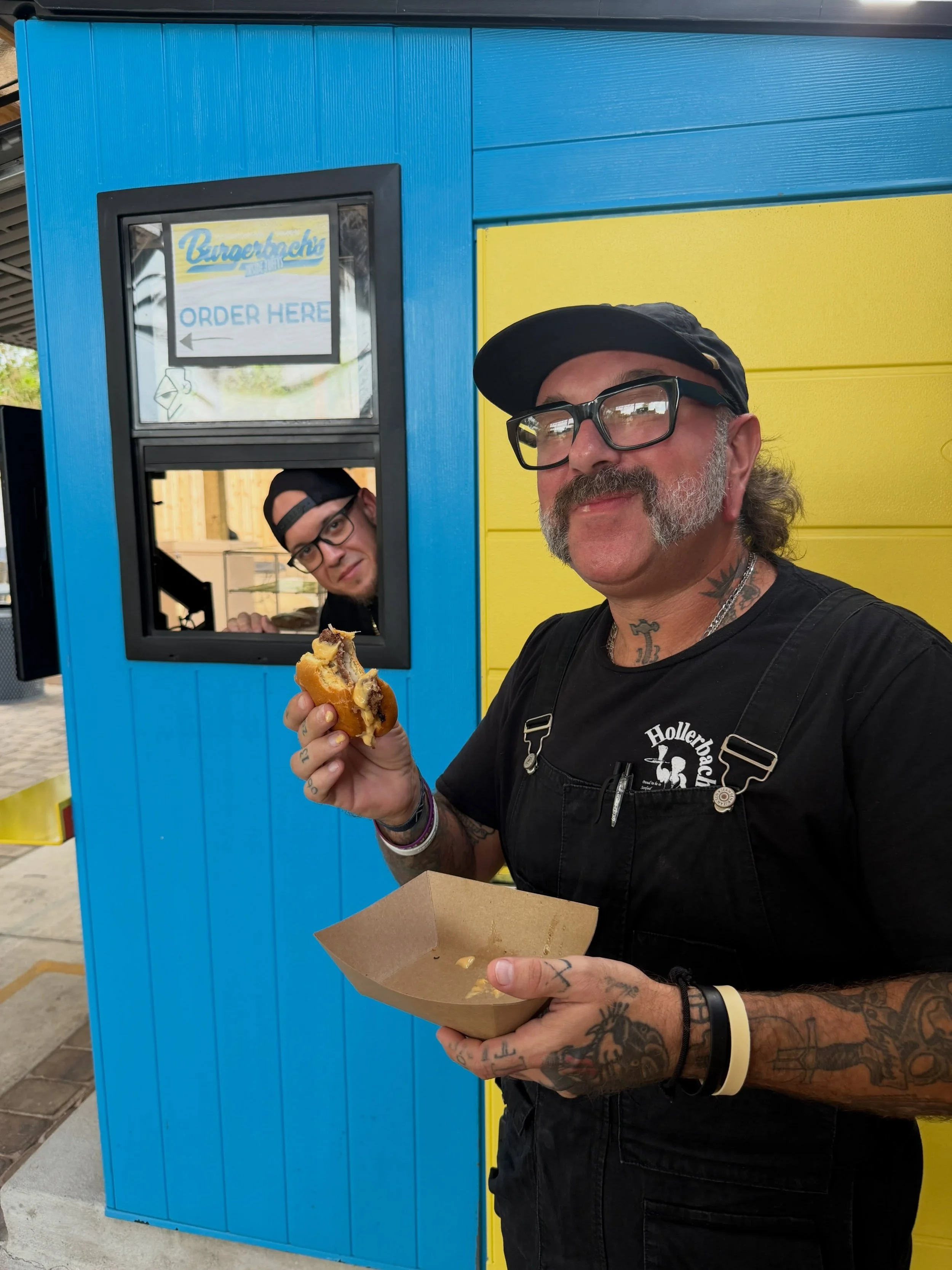 Question: is @englishdave83 a giant or is he eating our new lil Burg combo? 

Serving up our new kids menu till 7 every day we are open @tuffysmusicbox