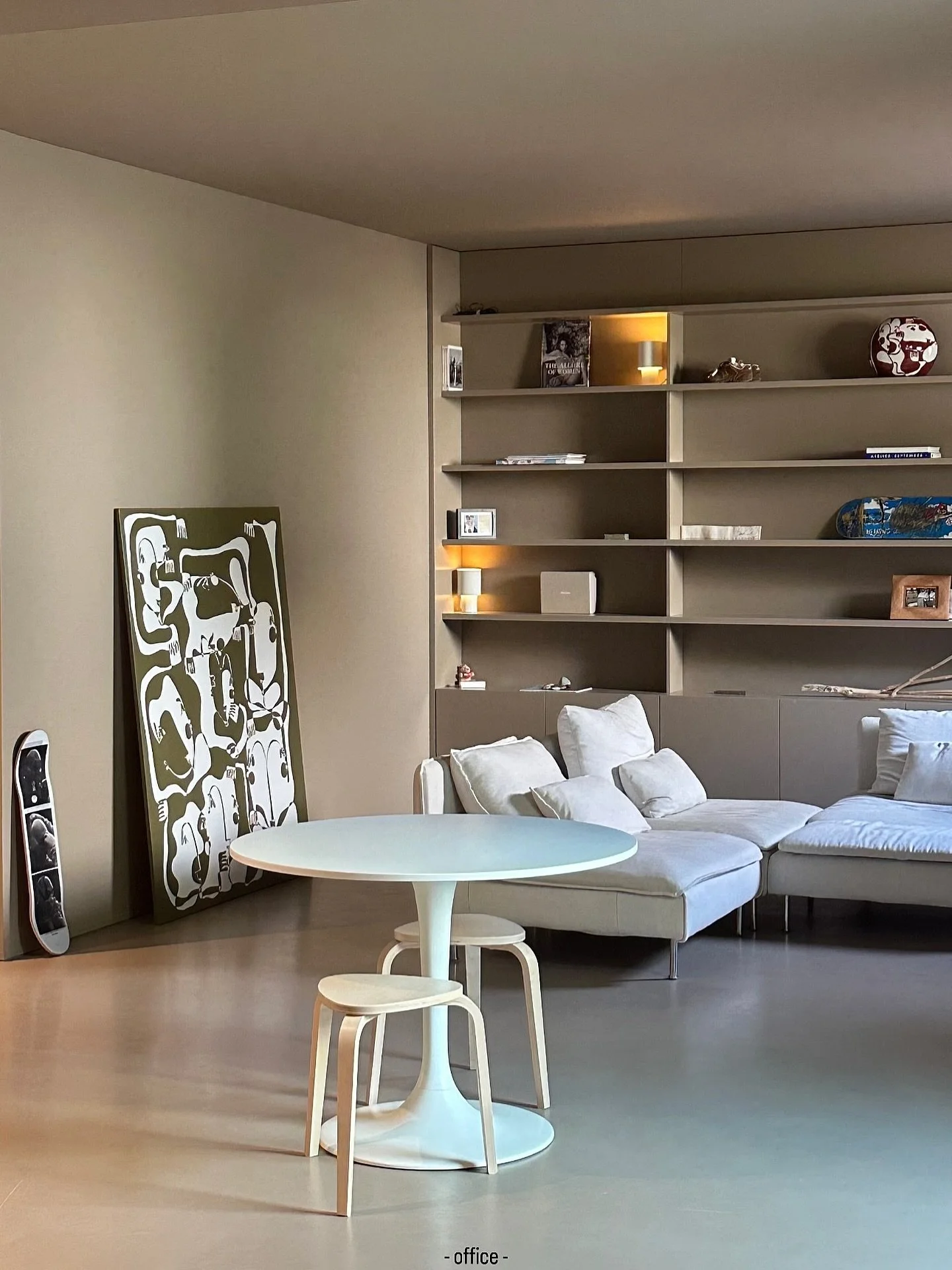 An original hand painted art piece made on a 100x140 cm canvas and an original hand painted vase in red 🤎 

At the beautiful office of the best @sarakingmouracur 🤎