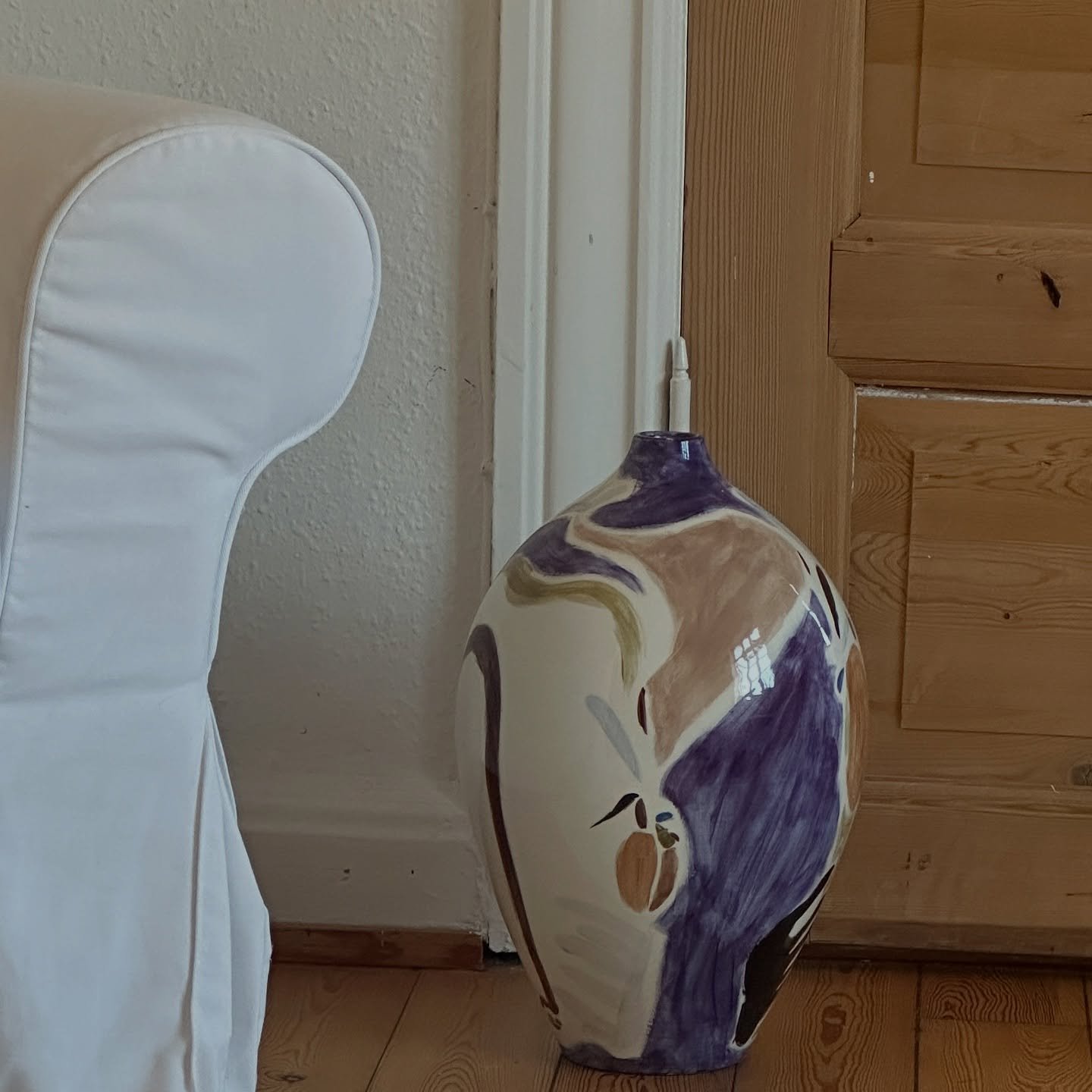 F&oslash;r og efter-post 🤎Jeg har i forbindelse med en bestilling lavet fire fine vaser i forskellige st&oslash;rrelser. Dette er &eacute;n ud af de fire vaser. Denne h&aring;nddrejet vase m&aring;ler 45x30 cm.