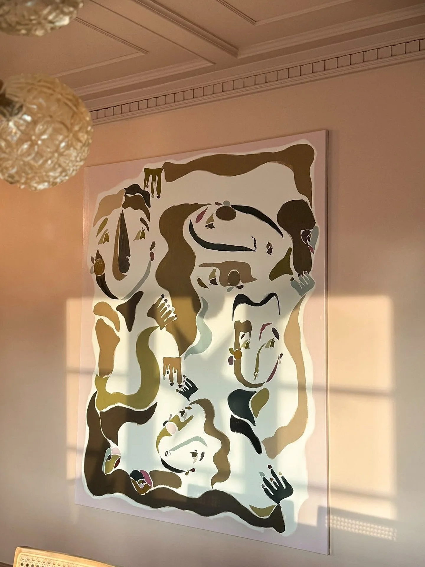 Hjemme ved @soloversolvej h&aelig;nger dette originale h&aring;ndmalet kunstv&aelig;rk, der er skabt lige til deres hjem og som symboliserer deres familie 🤎