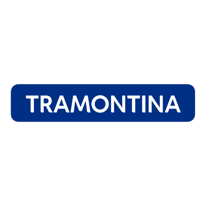 Logotipo da Tramontina com fundo preto e o nome 'TRAMONTINA' em letras pretas sobre um retângulo azul.