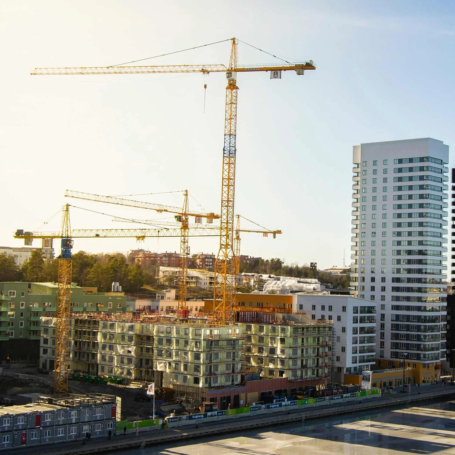 Kranar bygger ett flerbostadshus