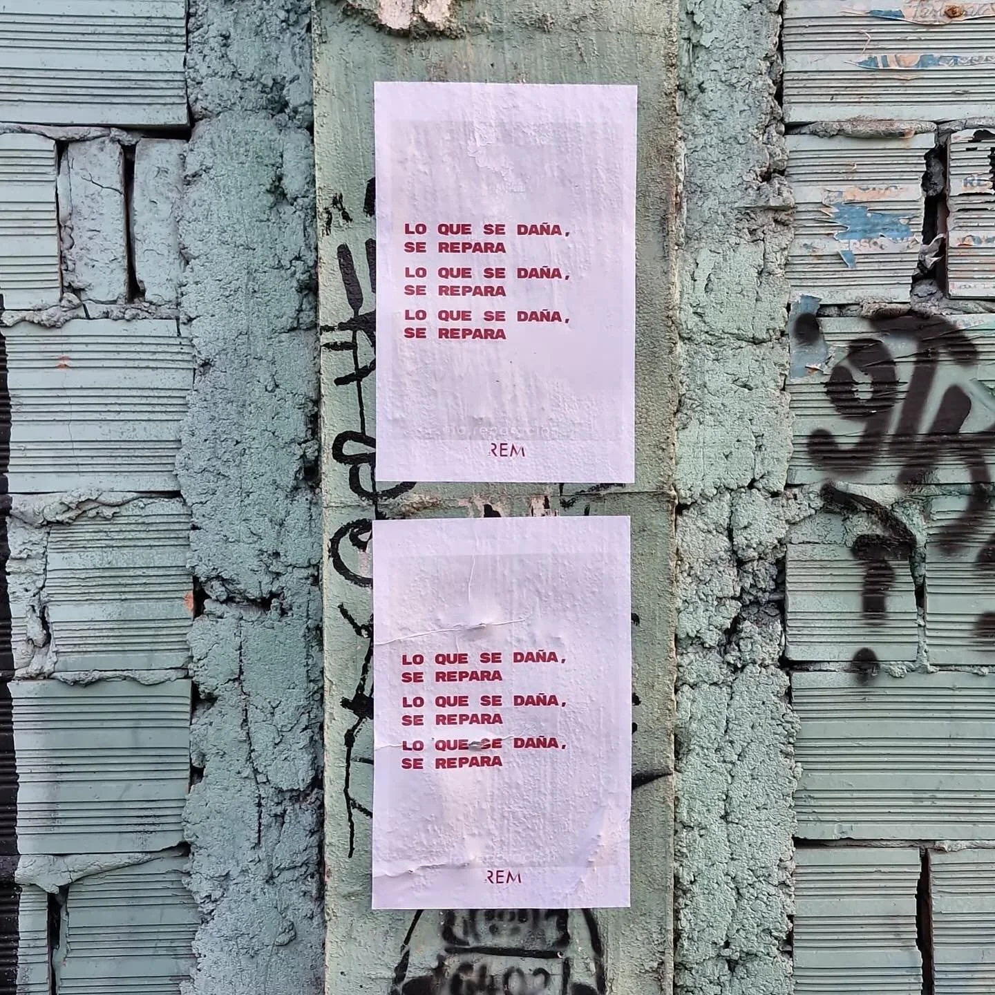LO QUE SE DA&Ntilde;A, SE REPARA
.
One of my favorite artistic expressions is designing and pasting posters in the streets with messages that invite people to repair. I believe it's essential to use the visual and linguistic codes of the urban landsc