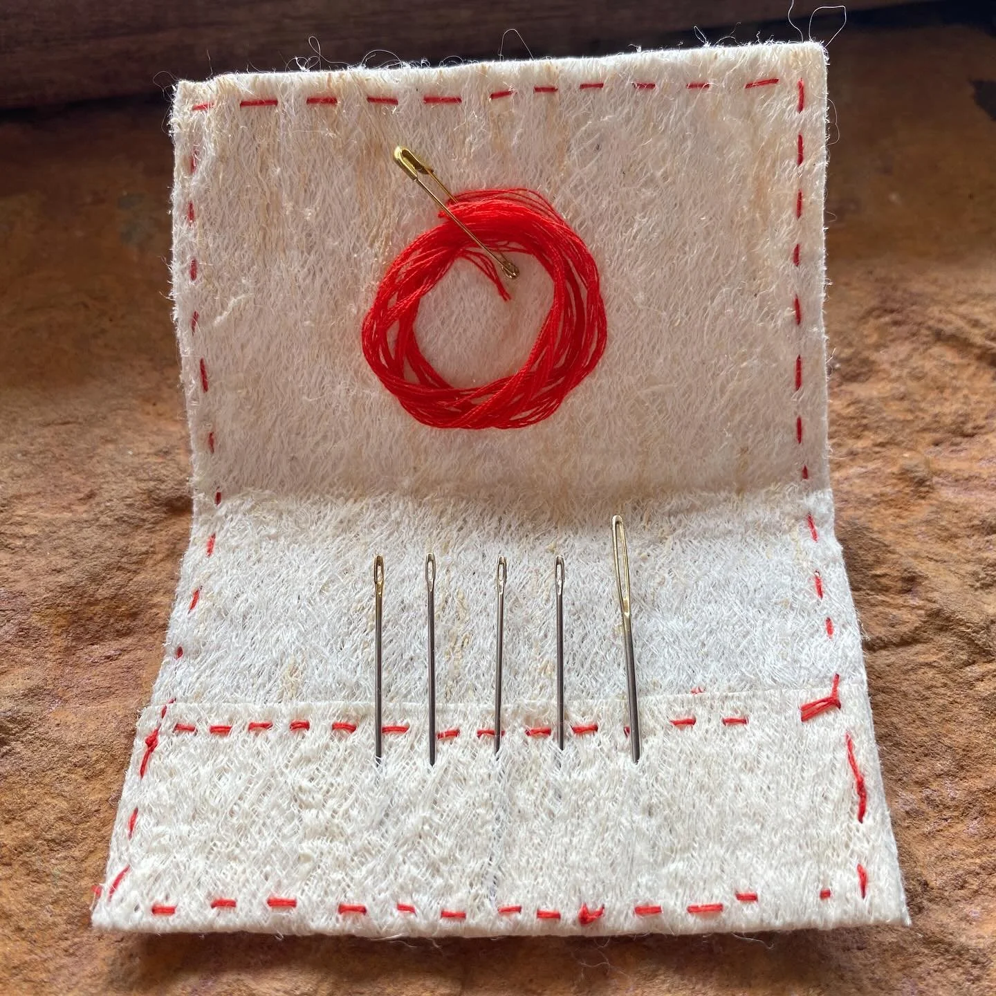 Segundo formato de costurero de bolsillo para llevar la reparaci&oacute;n a todas partes! 🪡❤️
.
#reparandonosreparamos #sabiduriatextil #soberaniatextil #permacostura #menditmay