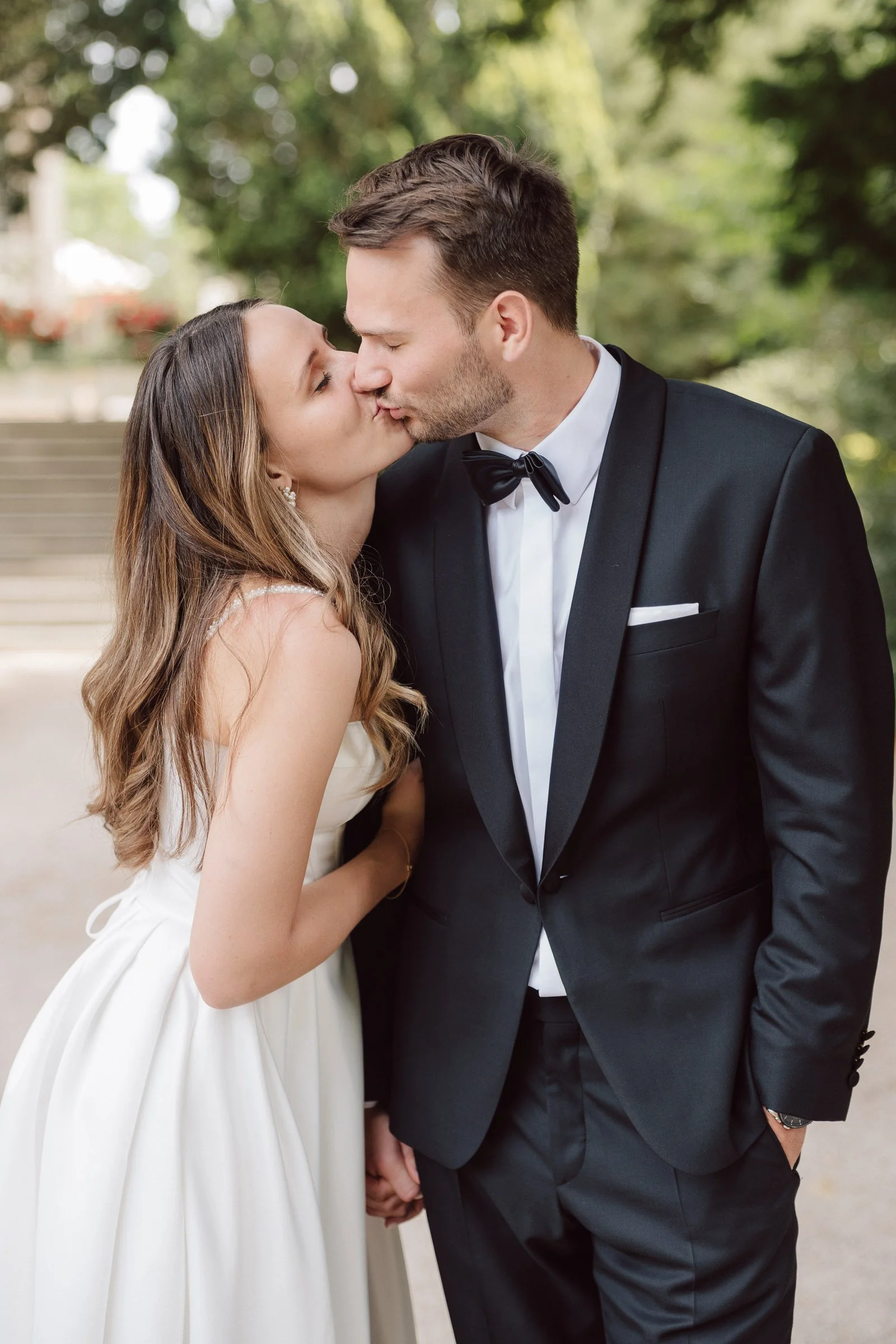 004-bride-and-groom-kissing.jpg