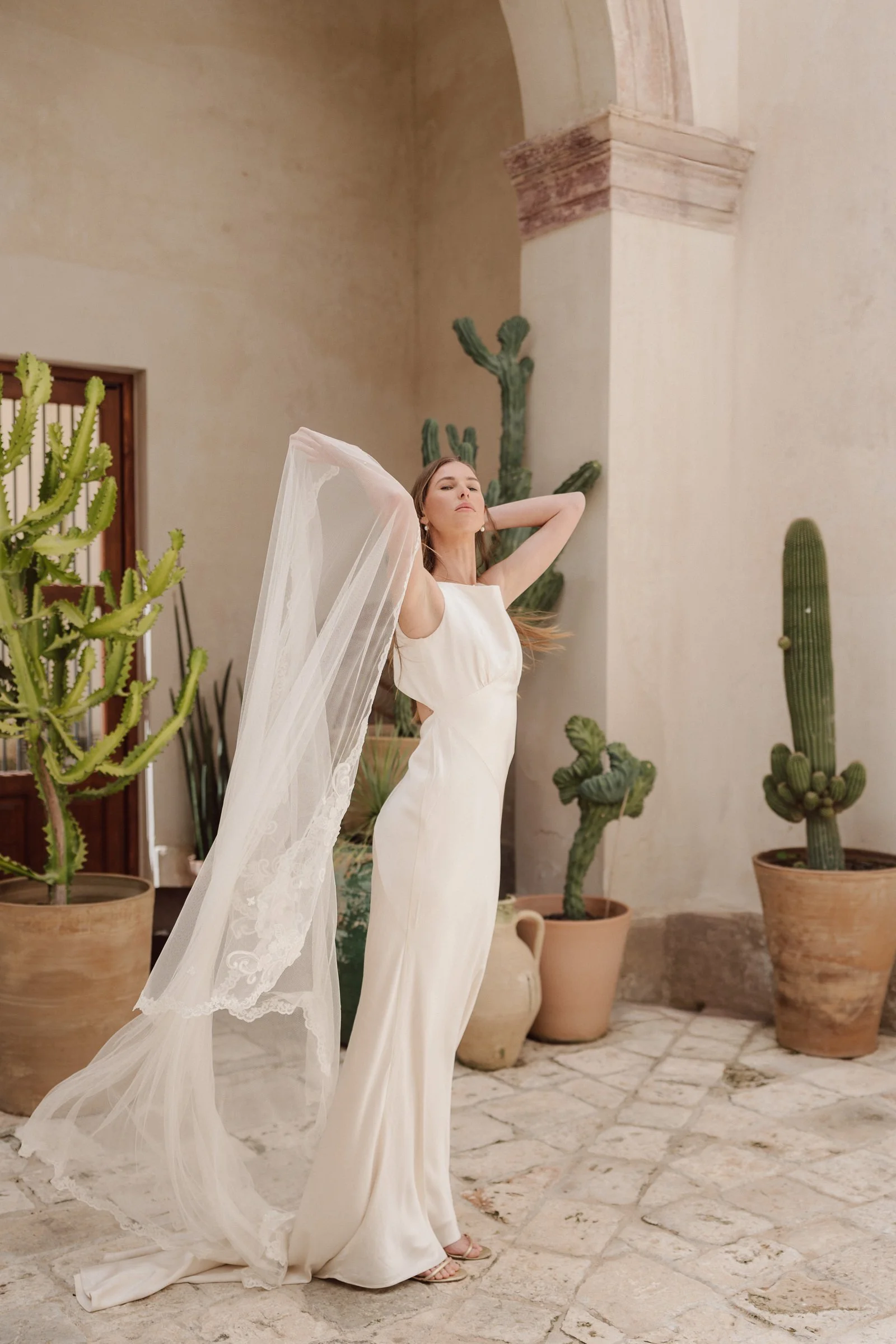 007-bride-italy-holding-veil.jpg