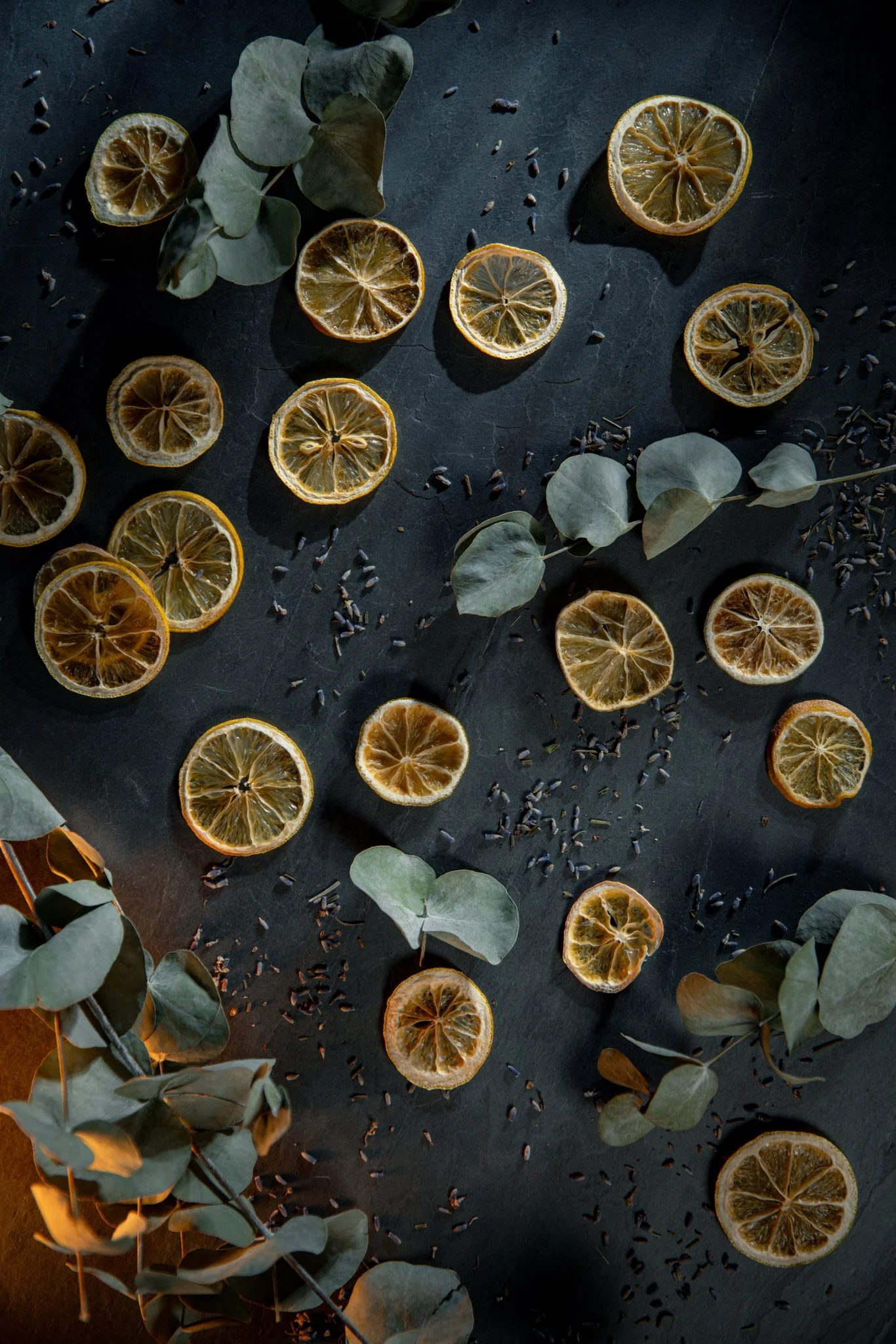 Sušené citrusy, eukalyptus a bylinky používané pro aroma směsi V HRNCI