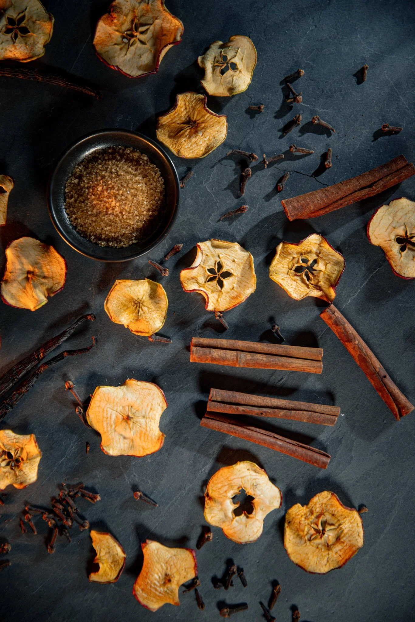 Přírodní ingredience pro vytvoření voňavé domácí směsi – jablka, skořice a hřebíček