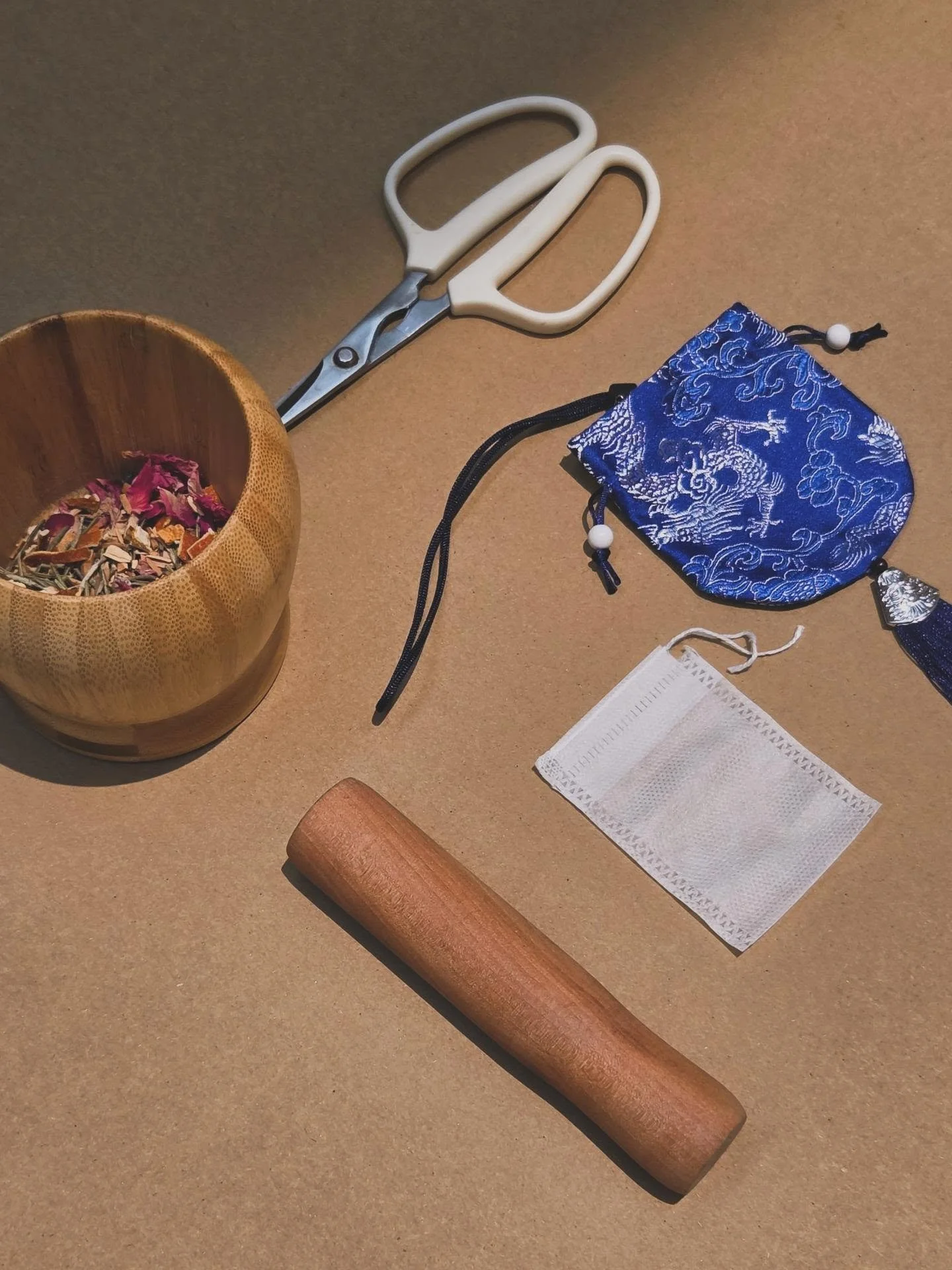 A little scent, just for you. 💙

Our scented Pocket Companion is a modern take on the traditional 香囊 (xiangnang), a little sachet filled with aromatic botanicals.

What we loved most about introducing this ritual @natmuseum_sg The Living Archive mar