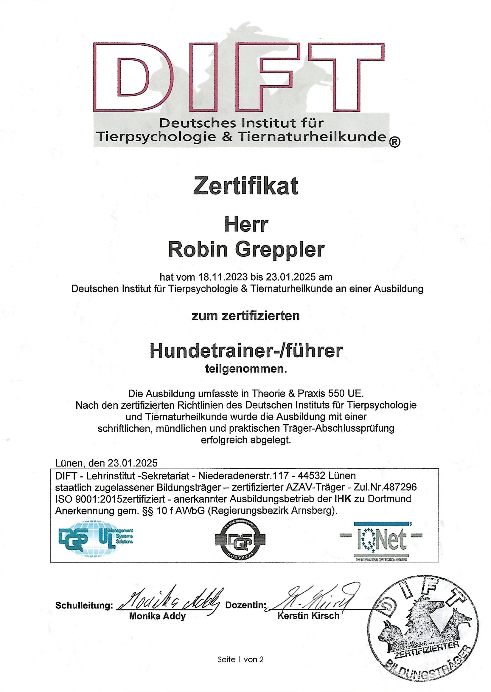Zertifikat vom Deutschen Institut für Tierpsychologie und Tiernutzungskunde, ausgestellt an Herrn Robin Greppeler für die Ausbildung zum Hundetrainer/-führer, unterschrieben von Monika Addy und Kerstin Kirsch, mit Stempel und Logos.