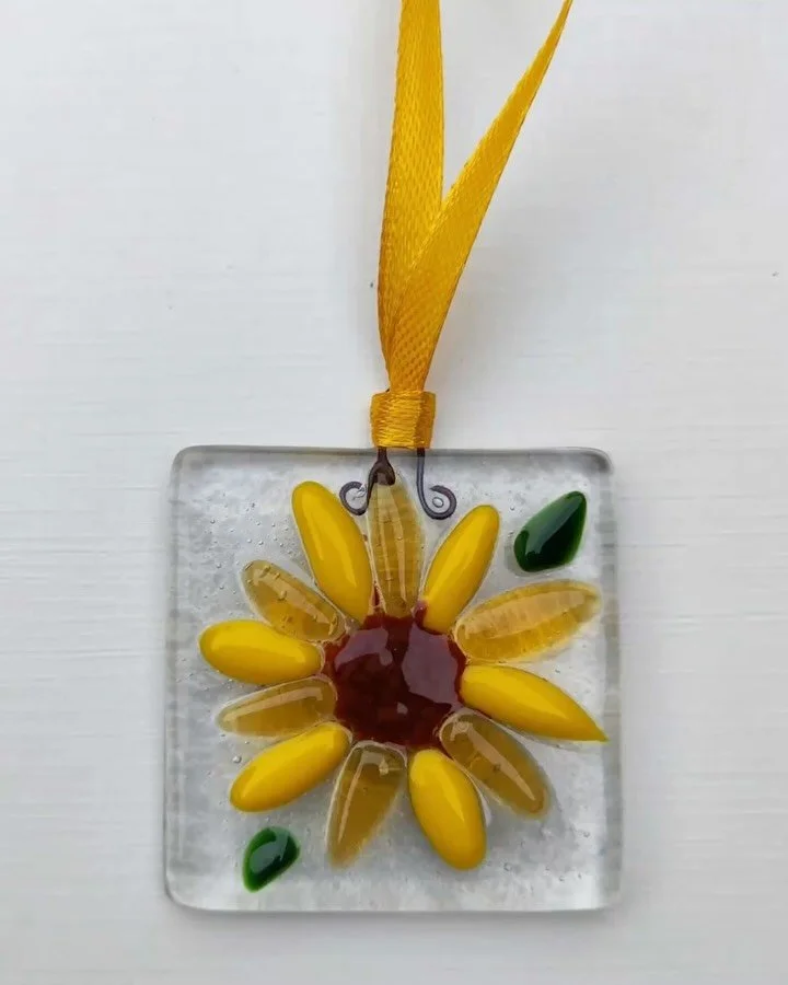 🌻 Vente flash 🌻

💛 Comme certains d&rsquo;entre vous le savent, notre Pr&eacute;sidente est artisane. Elle propose une quantit&eacute; limit&eacute;e de ces jolies d&eacute;corations tournesol, mesurant 5 x 5 cm chacune. 

🎀 Elles seront vendues 