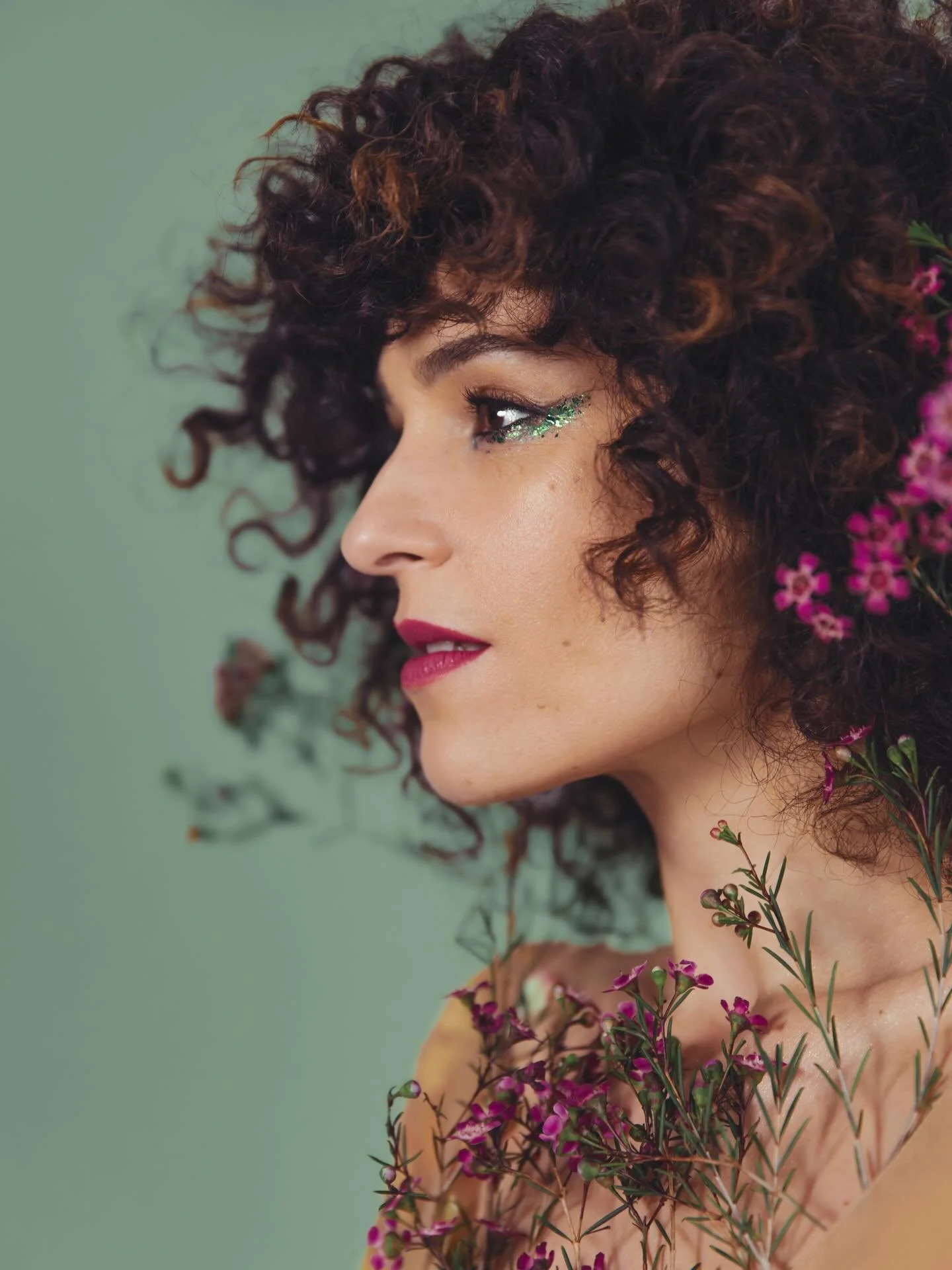 De stem van @cristinaclara.music voert je mee 𝗩𝗮𝗻 𝗟𝗶𝘀𝘀𝗮𝗯𝗼𝗻 𝘁𝗼𝘁 𝗞𝗮𝗮𝗽𝘃𝗲𝗿𝗱𝗶&euml; 🌎

Op 25 april mixt de Portugese zangeres in de @handelsbeursantwerpen melancholische fado met broeierige morna en choro, en zelfs een streepje Jac