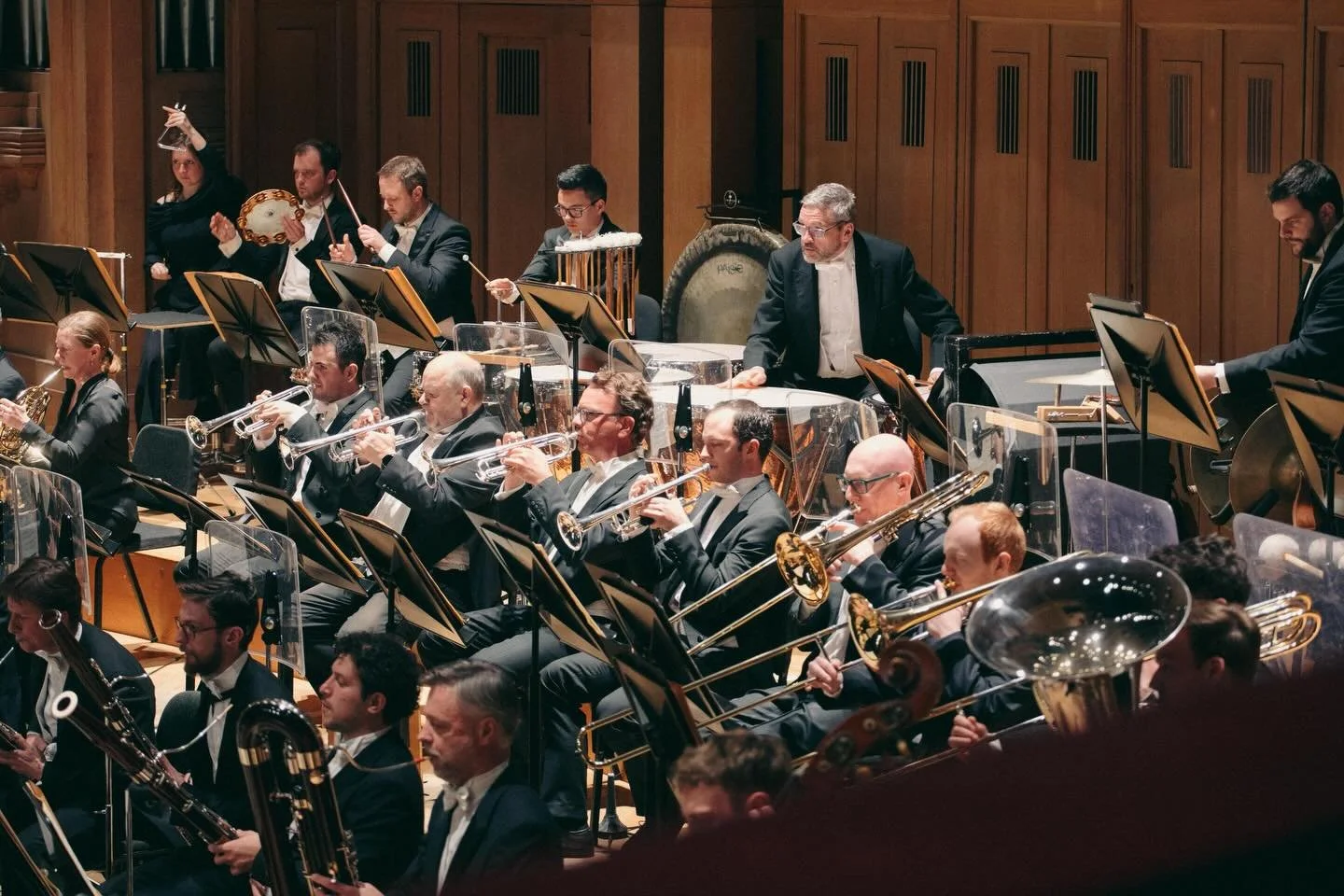 Ontdek een nieuwe horizon met 𝗙𝗿𝗼𝗺 𝘁𝗵𝗲 𝗡𝗲𝘄 𝗪𝗼𝗿𝗹𝗱! 🌍

Met dirigent @dmatheuz aan het roer zeilt het Symfonisch Orkest van @operaballetvlaanderen tussen continenten, culturen en generaties. Van Dvoř&aacute;ks meesterlijke Nieuwe Wereld 