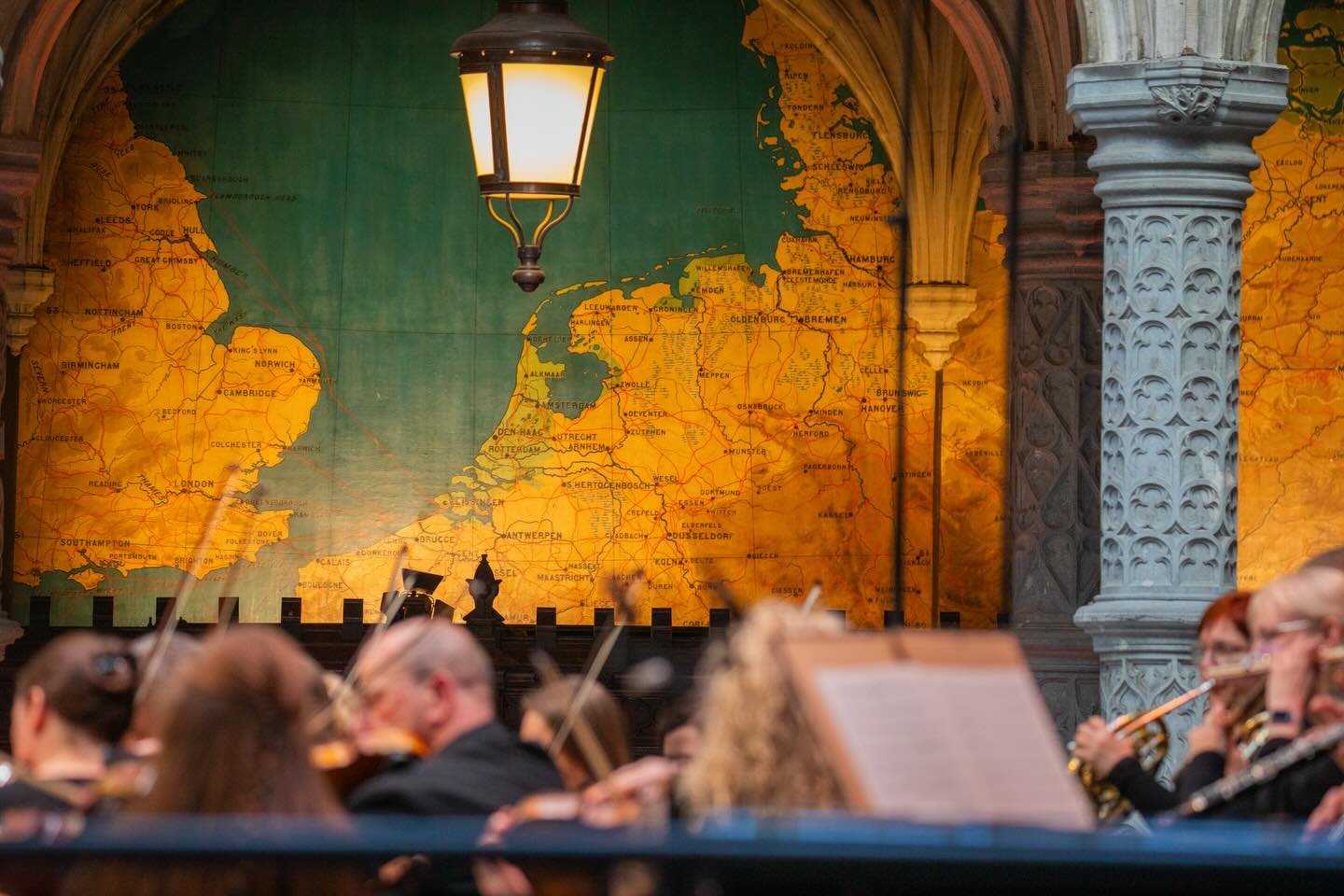 Nog maar 1 maand tot Antwerp Spring Festival je op muzikale wereldreis neemt! 🌎

In 4 puntjes wat te verwachten over 4 weken:

➊ 𝗠𝗲𝗲𝘀𝗹𝗲𝗽𝗲𝗻𝗱𝗲 𝗺𝗲𝗲𝘀𝘁𝗲𝗿𝘄𝗲𝗿𝗸𝗲𝗻, 𝘁𝗼𝘁 𝗹𝗲𝘃𝗲𝗻 𝗴𝗲𝗯𝗿𝗮𝗰𝗵𝘁 𝗱𝗼𝗼𝗿 𝗱𝗲 𝗯𝗲𝘀𝘁𝗲 𝗼𝗿𝗸𝗲?