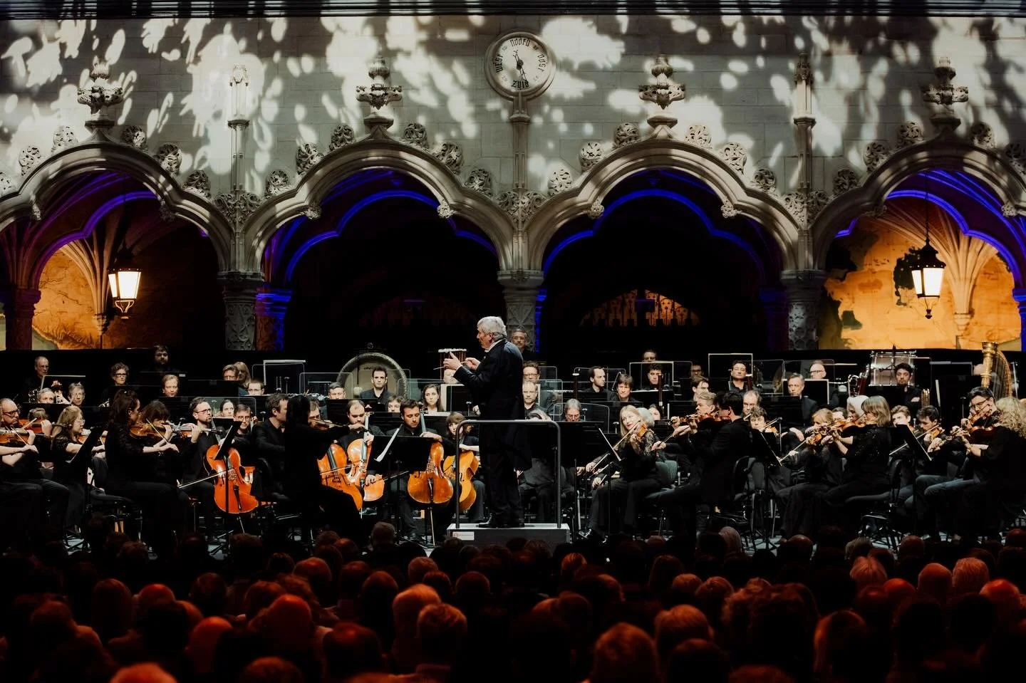 Wat. Een. Openingsconcert. 🔥

Het @belgiannationalorchestra, onder leiding van Michael Sch&oslash;nwandt, nam ons mee op een adembenemende trip door de hoogtes en laagtes van Mahlers Vijfde.

Vanavond versmelten jazz en barok. Het eigenzinnige James