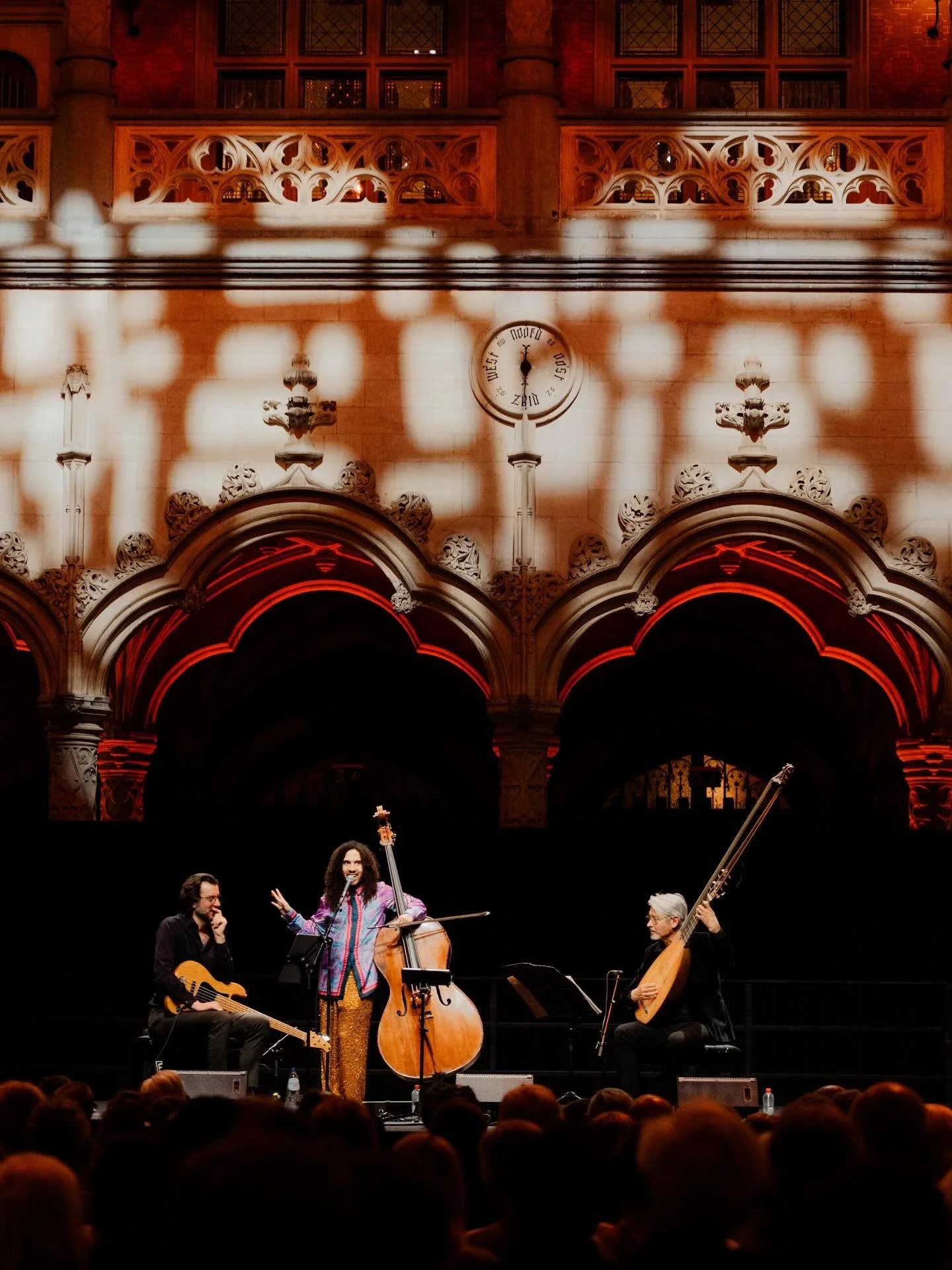 Gisteren bracht het @jamesoesi Trio de Handelsbeurs volledig in vervoering met hun verrassende samensmelting van klassiek en jazz. ✨

Vanavond vormt de Handelsbeurs het decor voor een inspirerende reis: van Pergolesi&rsquo;s 𝘚𝘵𝘢𝘣𝘢𝘵 𝘔𝘢𝘵𝘦𝘳 e