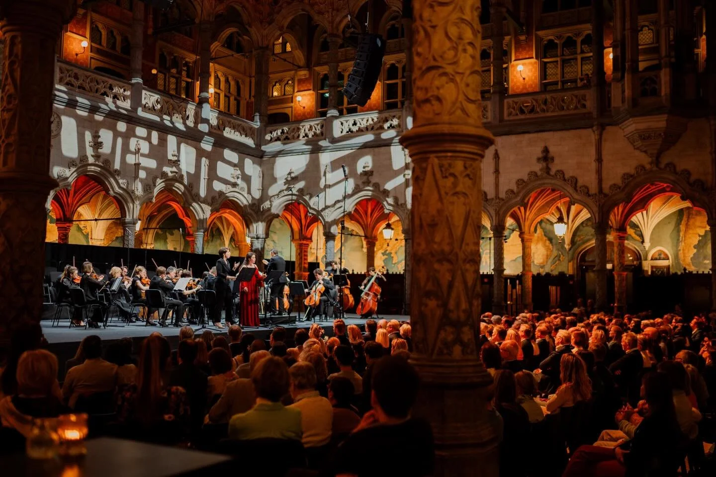 De Betovering van het Stabat Mater was compleet. In de prachtige setting van de Handelsbeurs werd het muisstil dankzij @cascophil o.l.v. @b_haemhouts, @vlaamsradiokoor, @mjghaz en @camilamandillo.

Vanavond kom je te weten hoe de planeten klinken dan