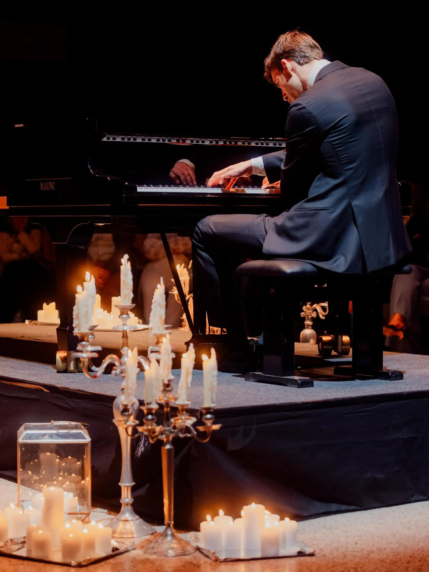 Van de Handelsbeurs bij kaarslicht tot muziek in volle zon: geniet samen met ons van een terugblik op een onvergetelijk weekend. 🔥

Vrijdag werd de Handelsbeurs omgetoverd tot een intiem decor, badend in kaarslicht. Pianist @abelhox bracht de 𝘎𝘰𝘭