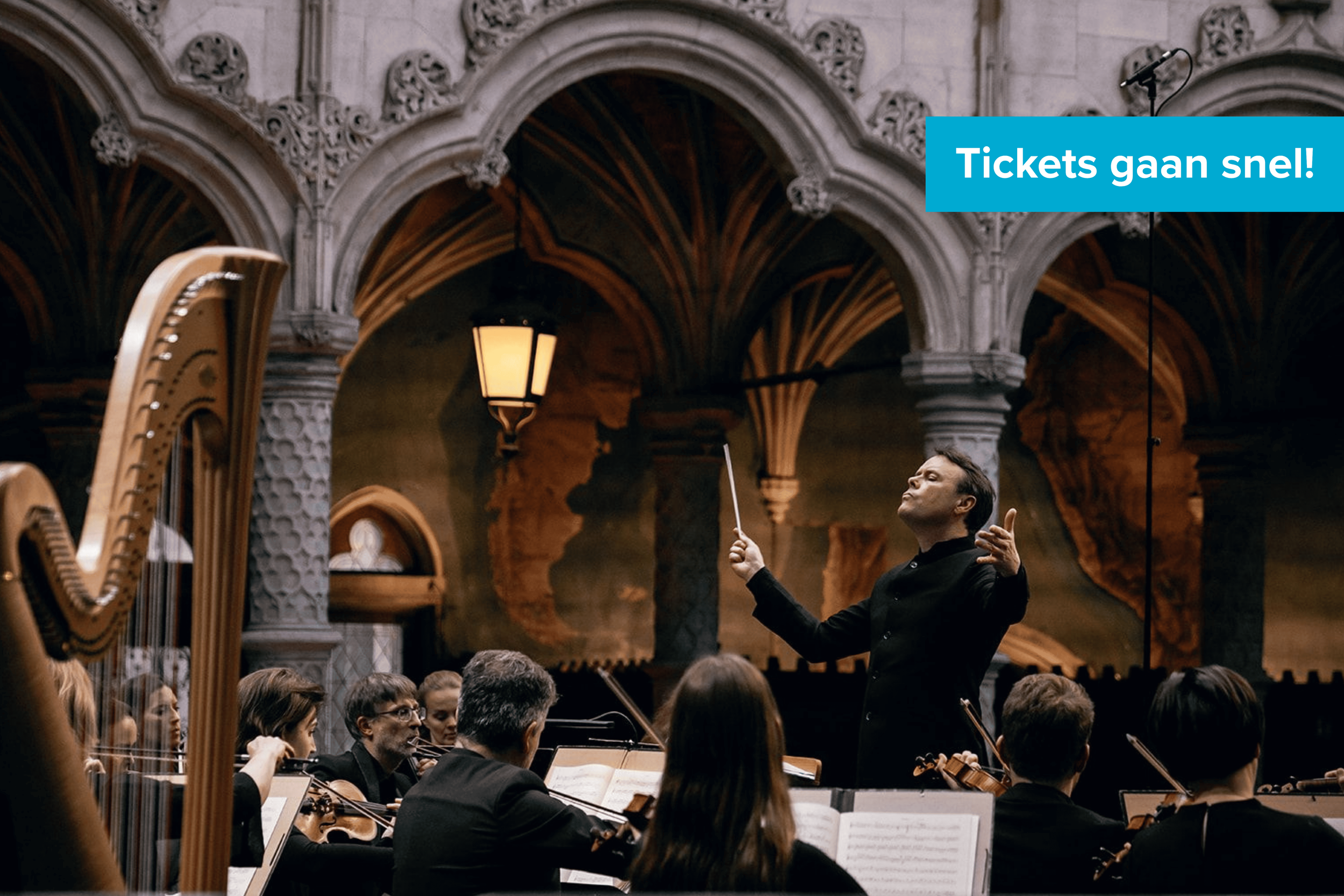 Dirigent Benjamin in actie terwijl hij zijn artiesten aan het begeleiden is