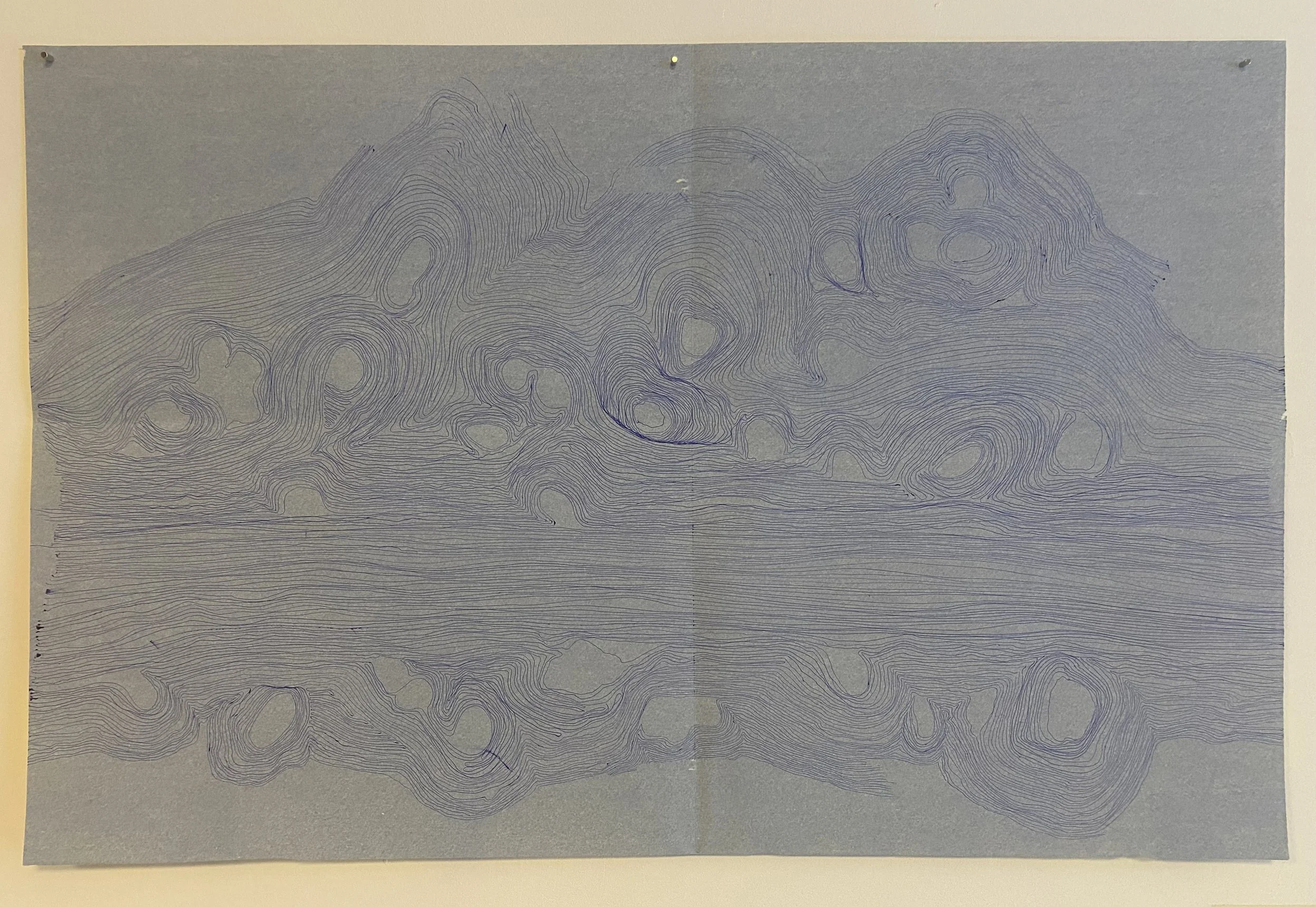 Handzeichnung von Eleni Mouzourou mit topografischen Höhenlinien einer unregelmäßigen Landmasse im Wasser; hand drawing by Eleni Mouzourou with topographic contour lines of an irregular landmass surrounded by water.