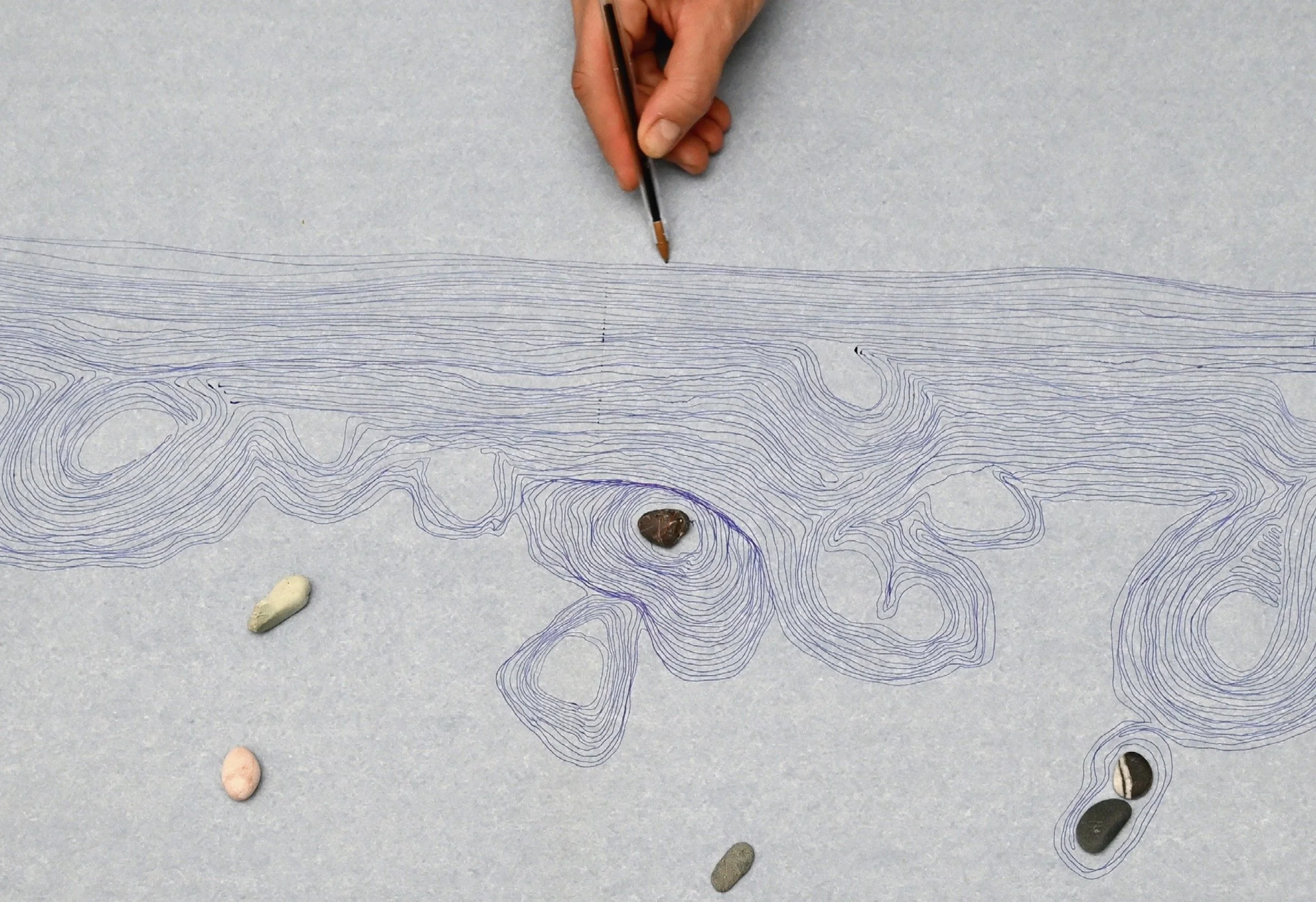 Handzeichnung von Eleni Mouzourou mit topografischen Höhenlinien einer unregelmäßigen Landmasse im Wasser; hand drawing by Eleni Mouzourou with topographic contour lines of an irregular landmass surrounded by water.