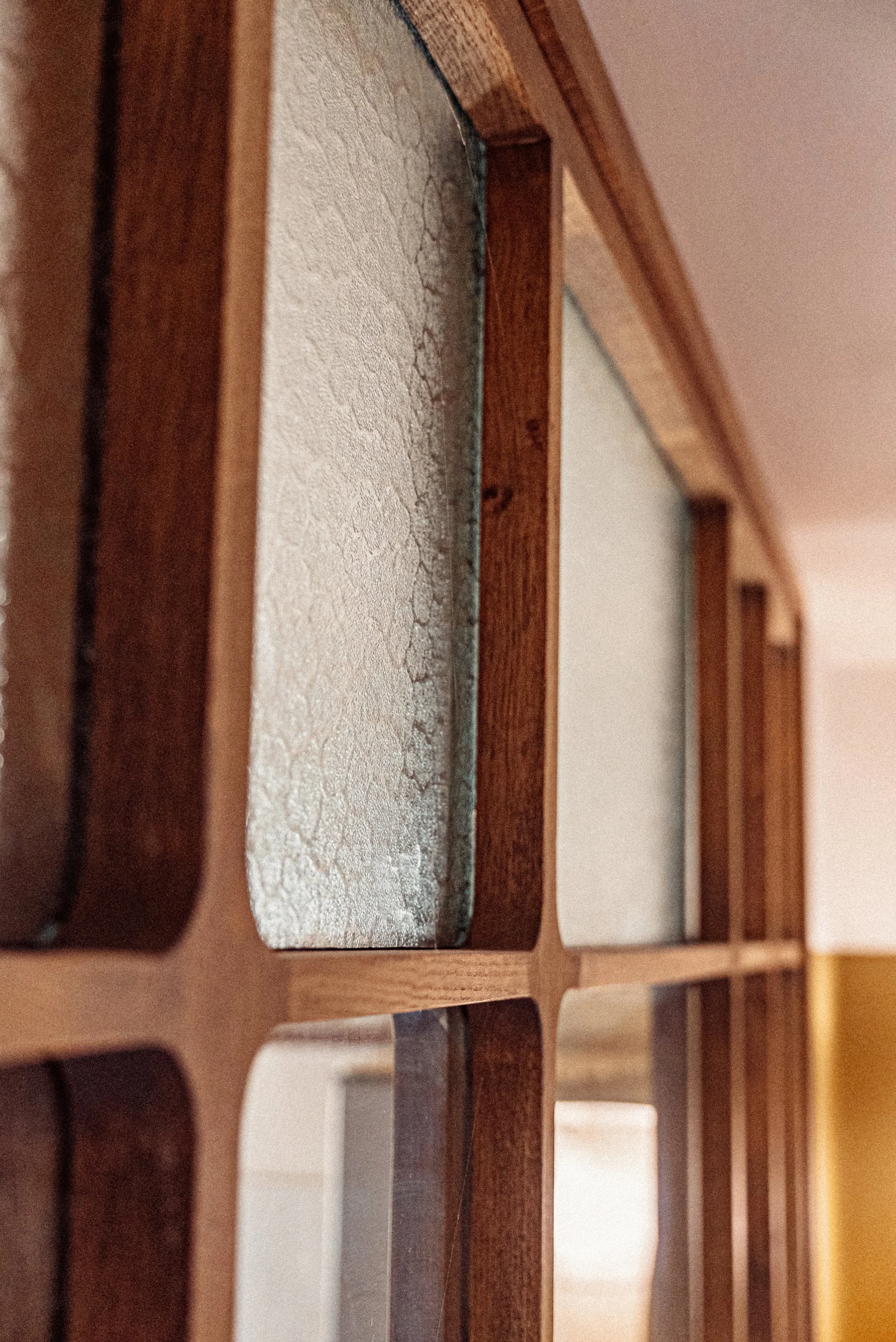 Verrière sur mesure en chêne massif avec des verres clairs sur la partie basse et des verres texturés sur la partie haute