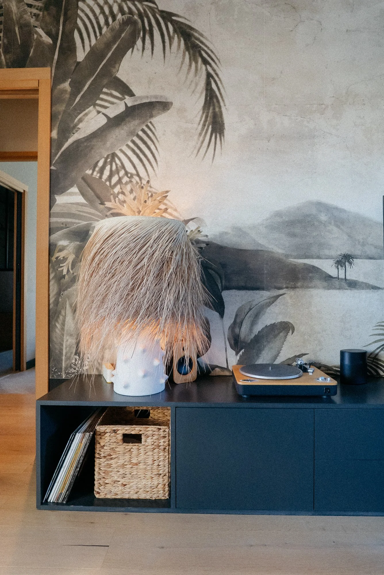 Meuble TV fabriqué en médium peint panoramique les dominotiers lampe rock the kasba