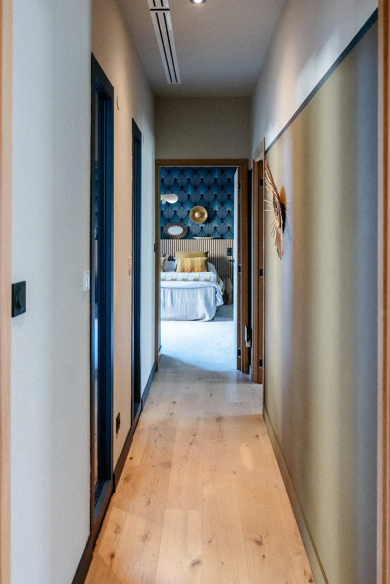 Couloir en parquet chêne naturel mur peinture little green light bronze avec une ligne noire