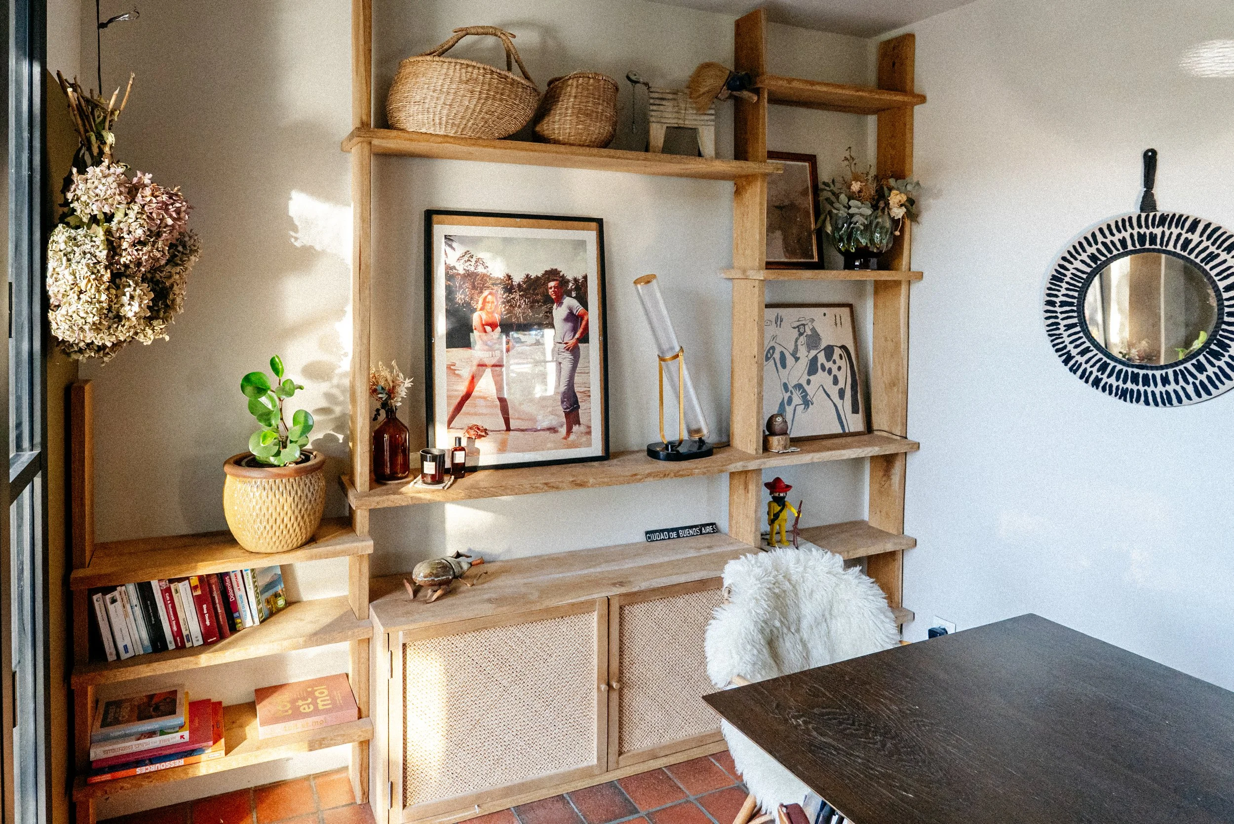 Bibliothèque sur mesure en chêne massif brute pour exposer des tableau et décoration