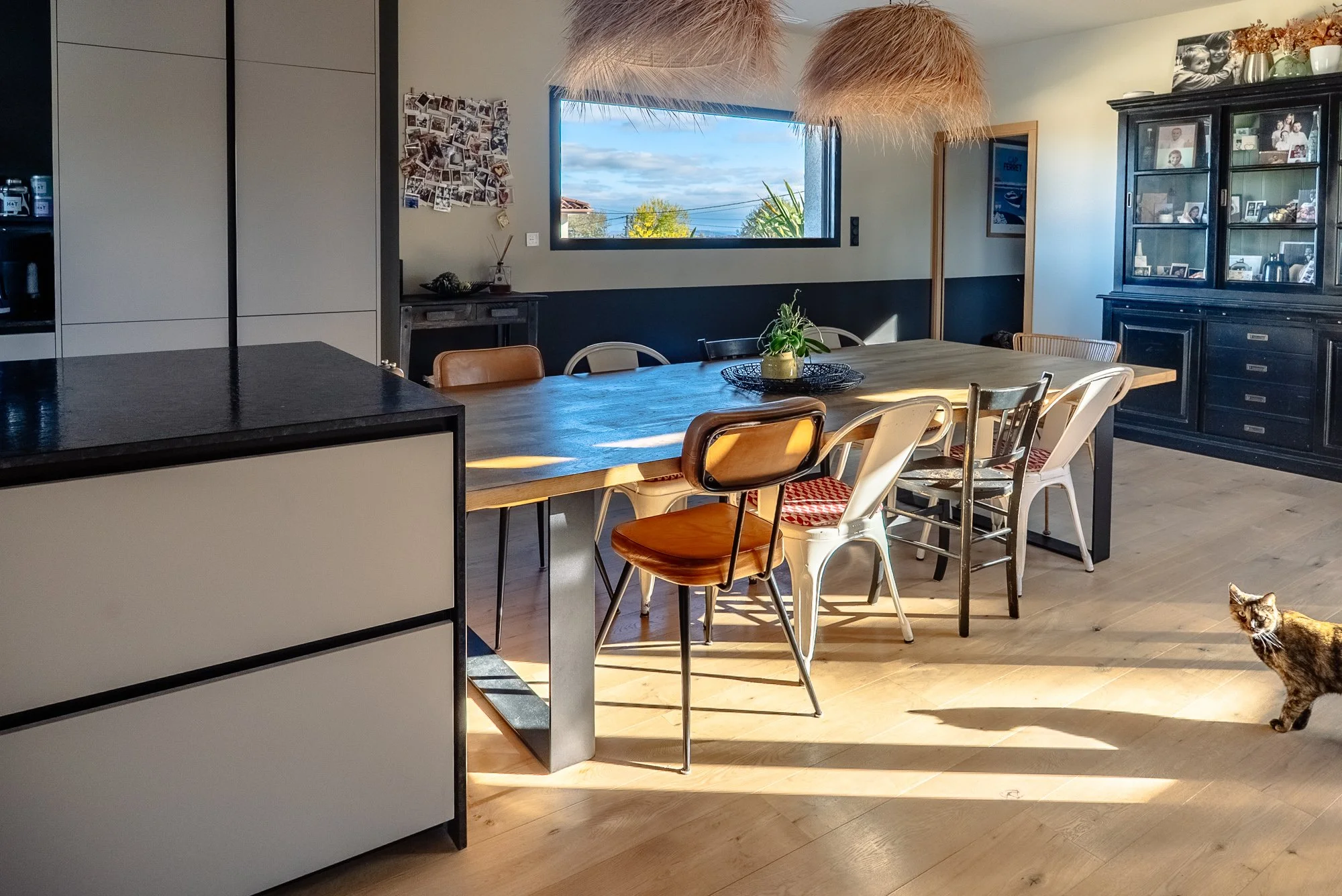 Photo de la salle à manger avec une table en chêne qui prolonge l'ilot