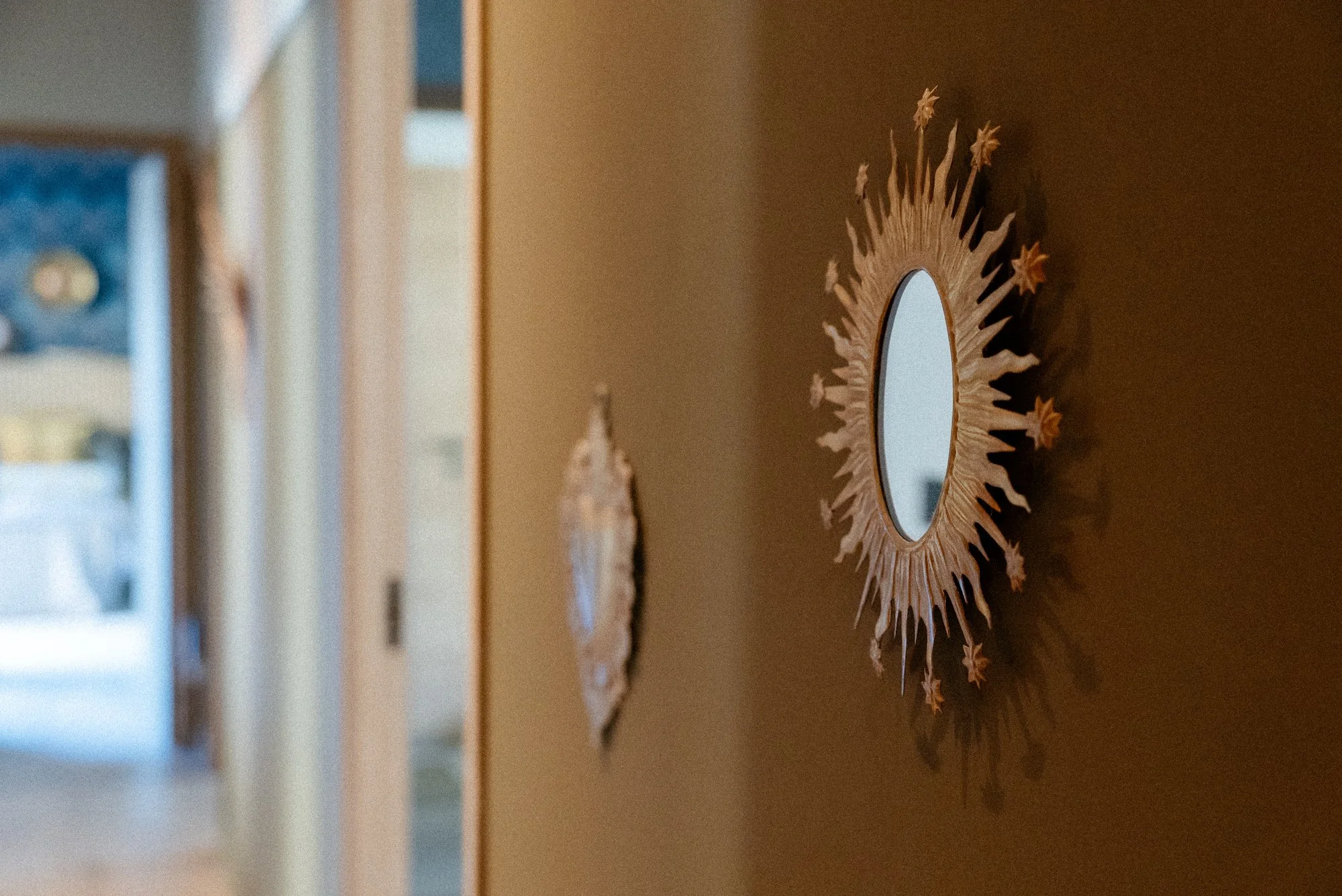 Miroir boncoeur sur mur peint en light bronze de little green