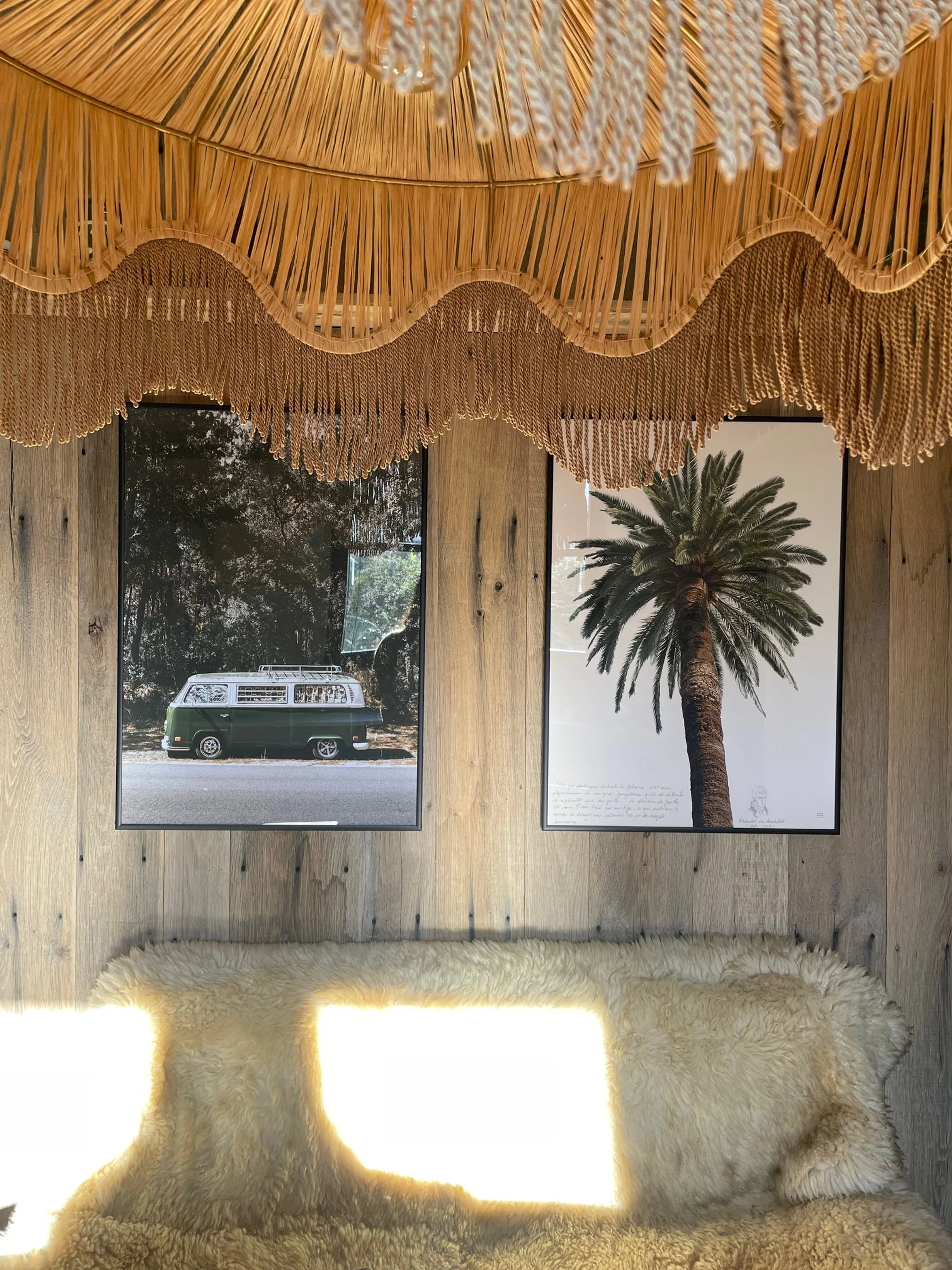 Espace repas avec un bardage en vieux chêne massif avec la création d'une banquette 2 affiches david & david évoquent le voyage