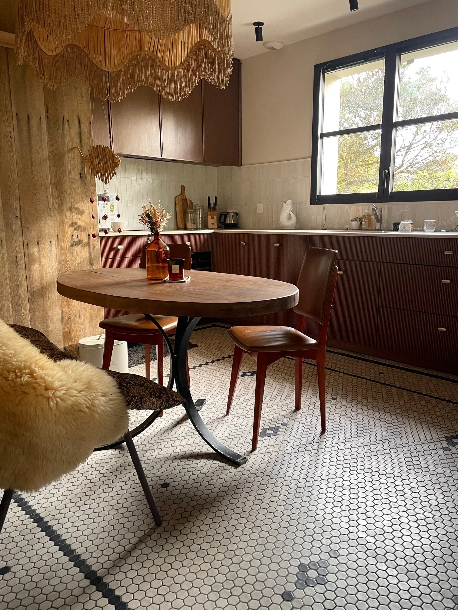 Cuisine sur mesure en noyer texturé et lisse table de salle à manger et chaises chinées suspension honoré déco