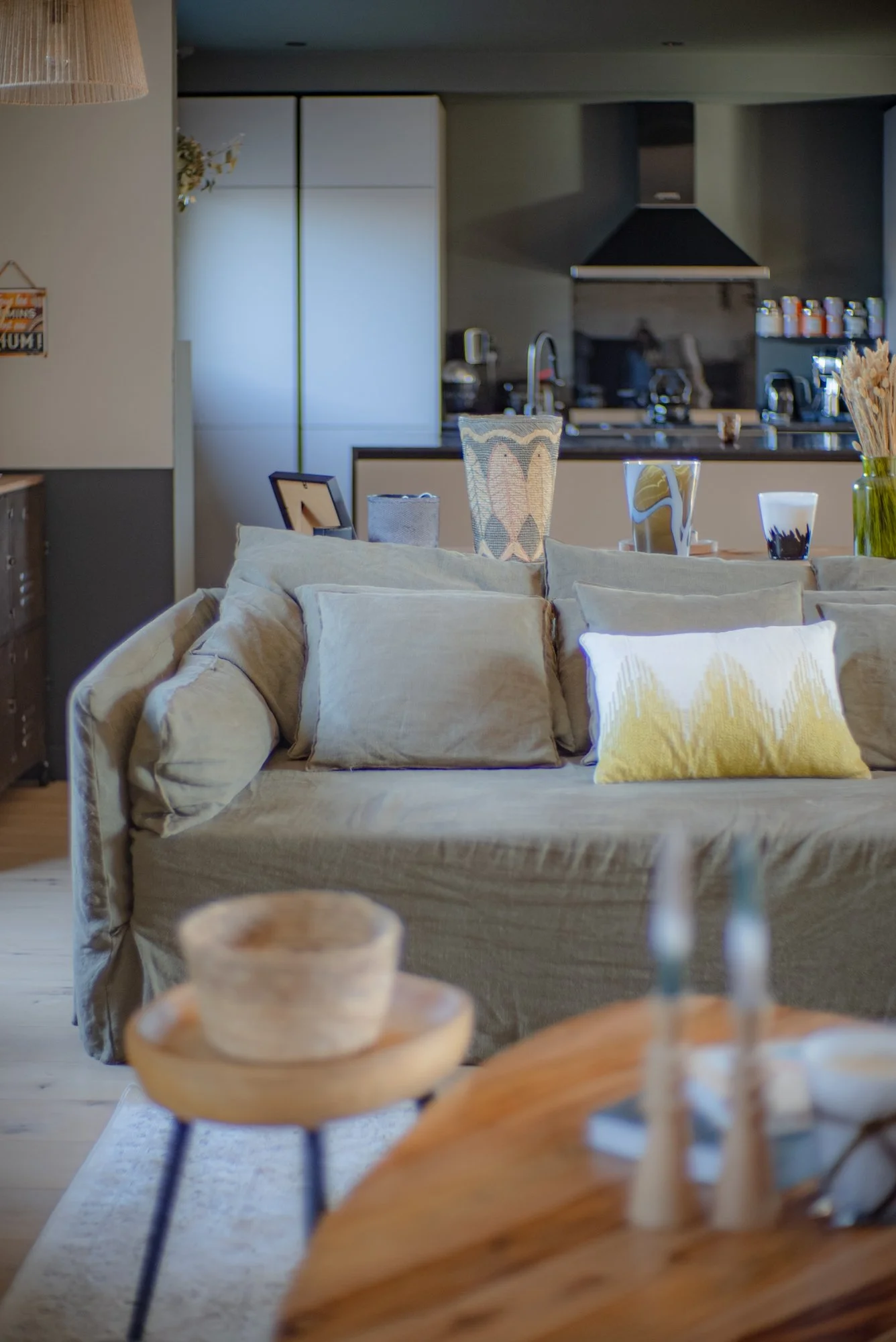 Canapé Gervasoni très profond idéal pour regarder ma TV en lin kaki avec des coussins elitis