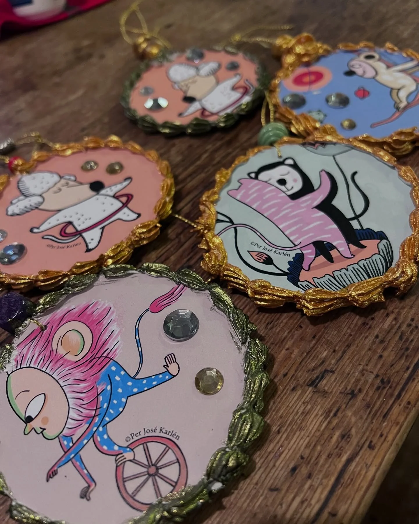 Of course I do my own Christmas decorations it&rsquo;s just more personal and fun - and I got the time. #recyklematerial #glitter #gold #christmas #christmasdecoration #ilustration #richwithtime #collectionloveandhugs