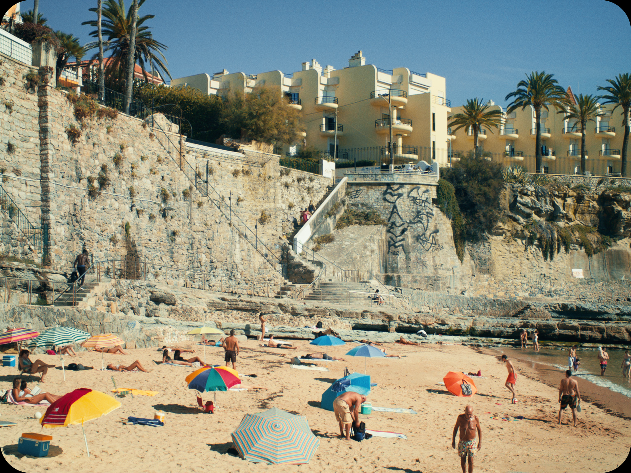 Uma Mãe Vai à Praia_Still_4.png