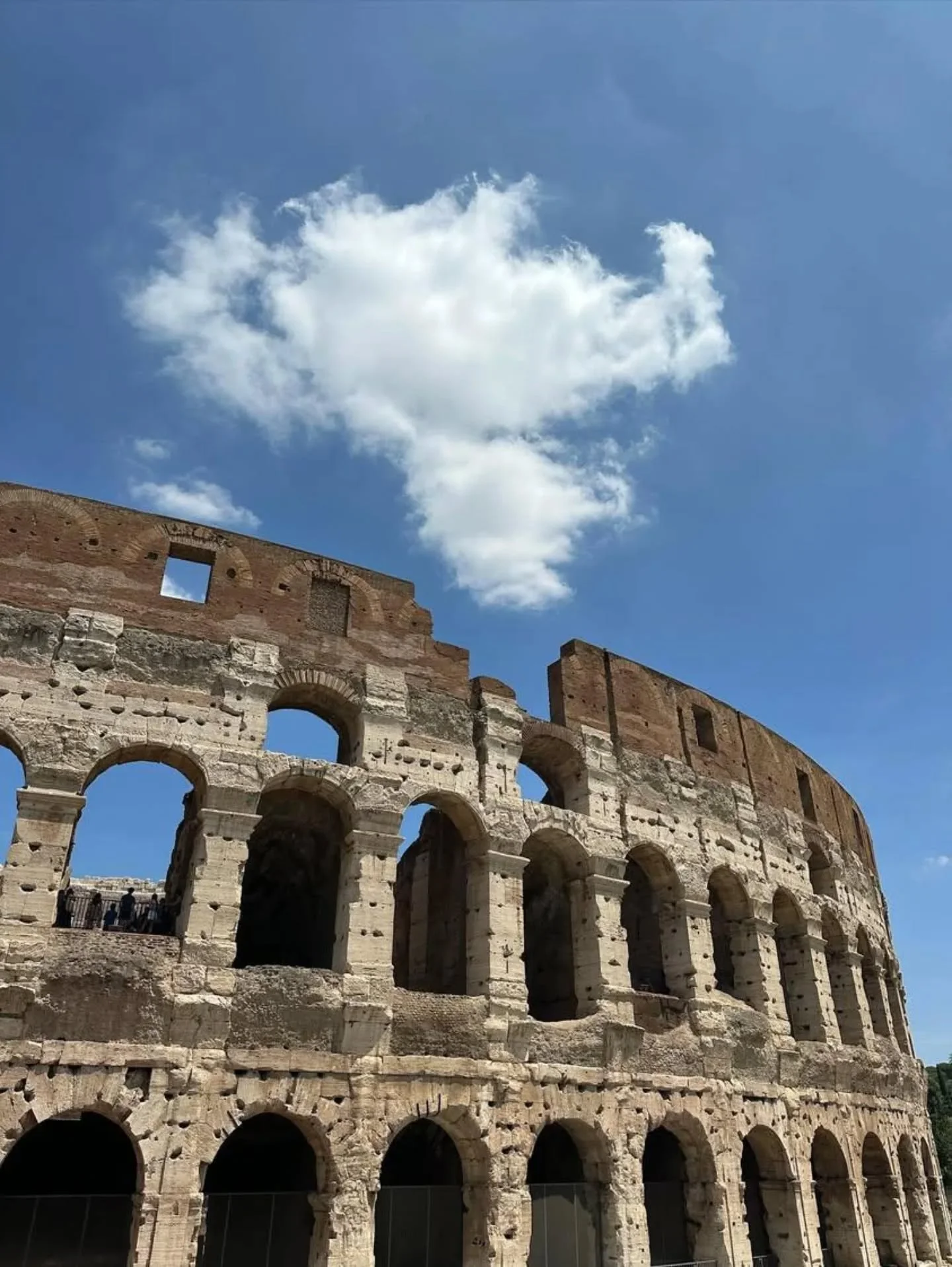 VII/MMXXIII

This pic has been sitting in my gallery for over 2 years now and ive never really posted it anywhere except on flickr (yes, I still use that platform hahaha).

Idk why, ig ive always felt a bit shy anf awkward about posting a landmark th