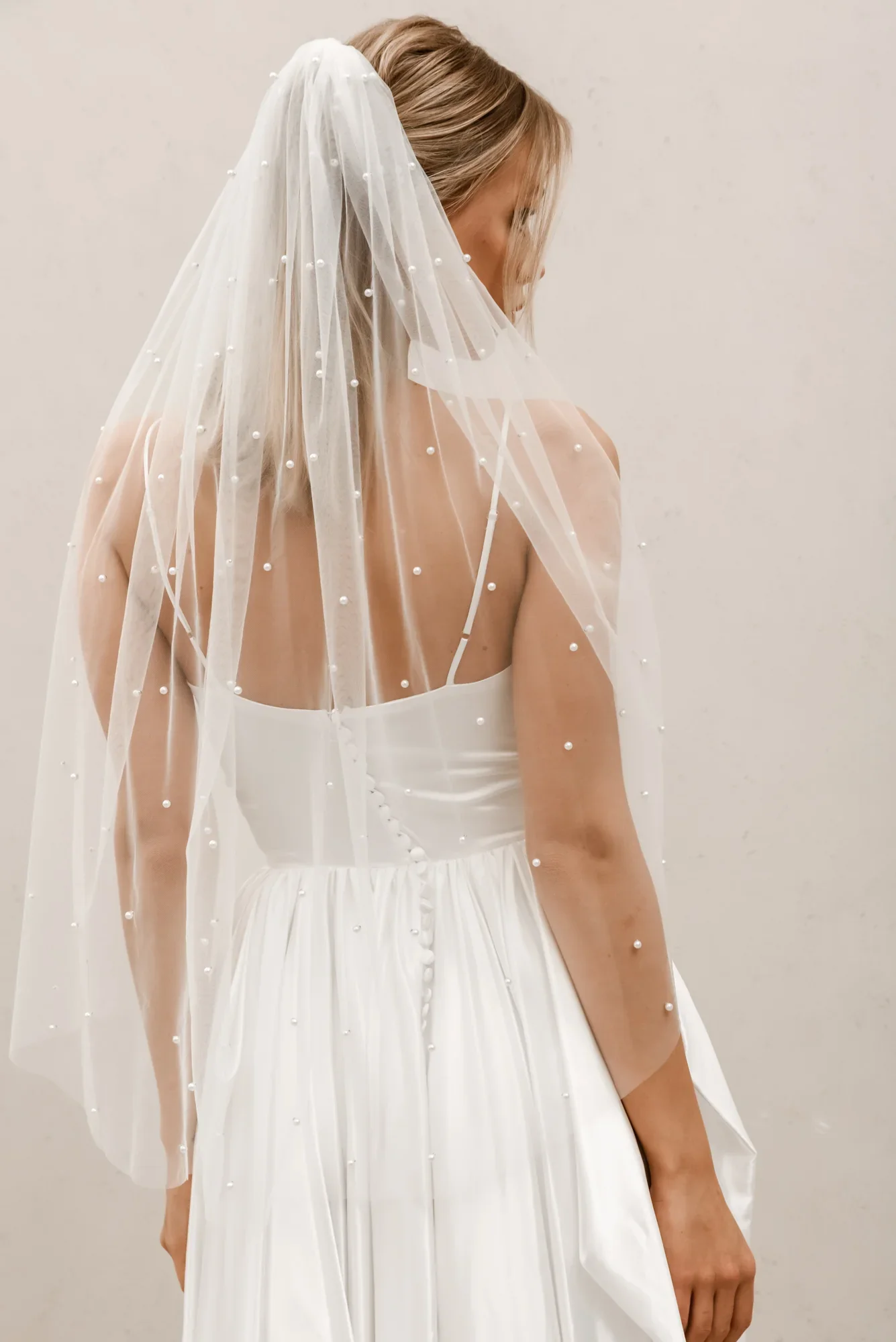 Scatter pearl wedding veil