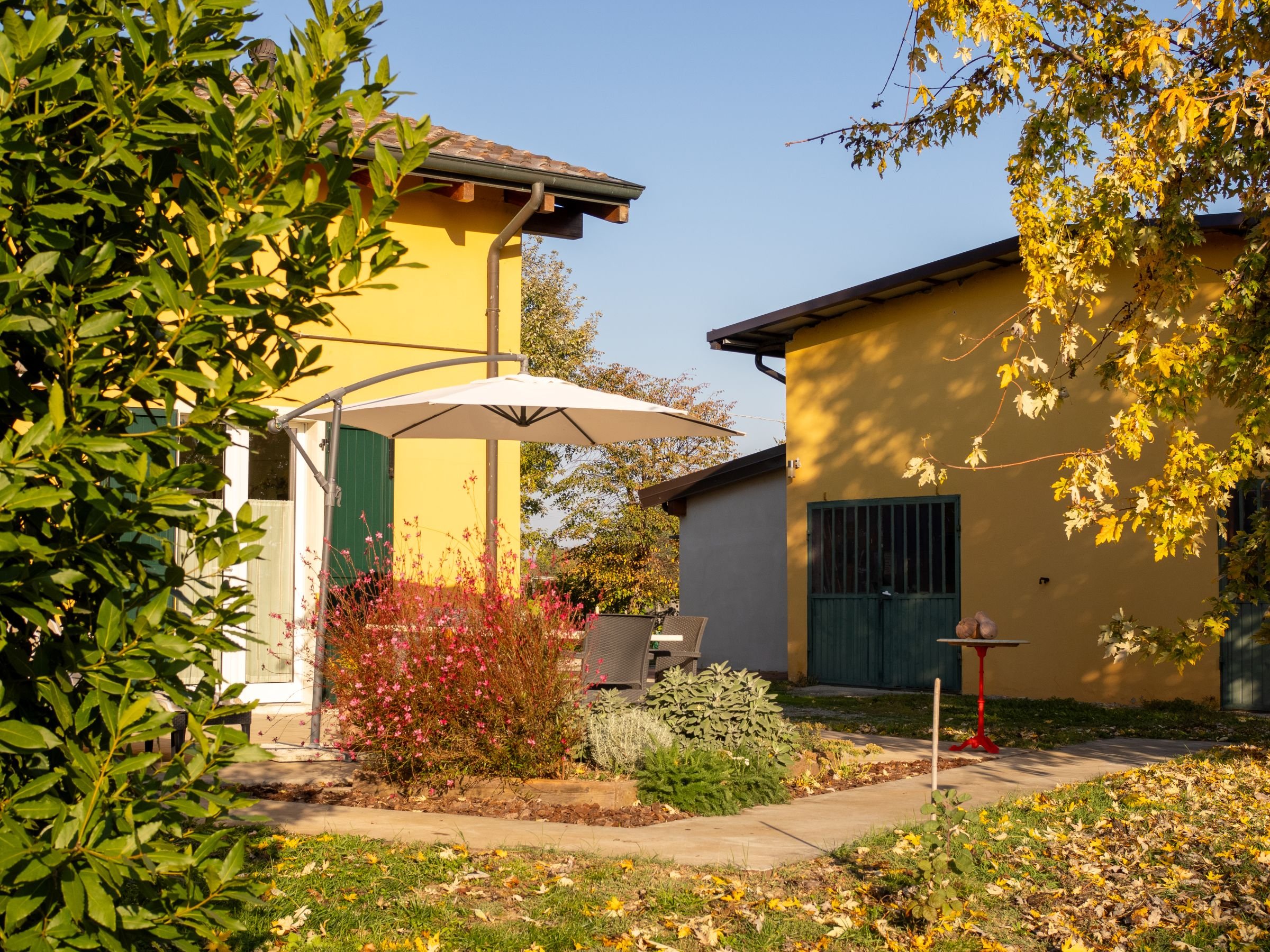 Spazio esterno di Casa Roberta nella campagna di Reggio Emilia.