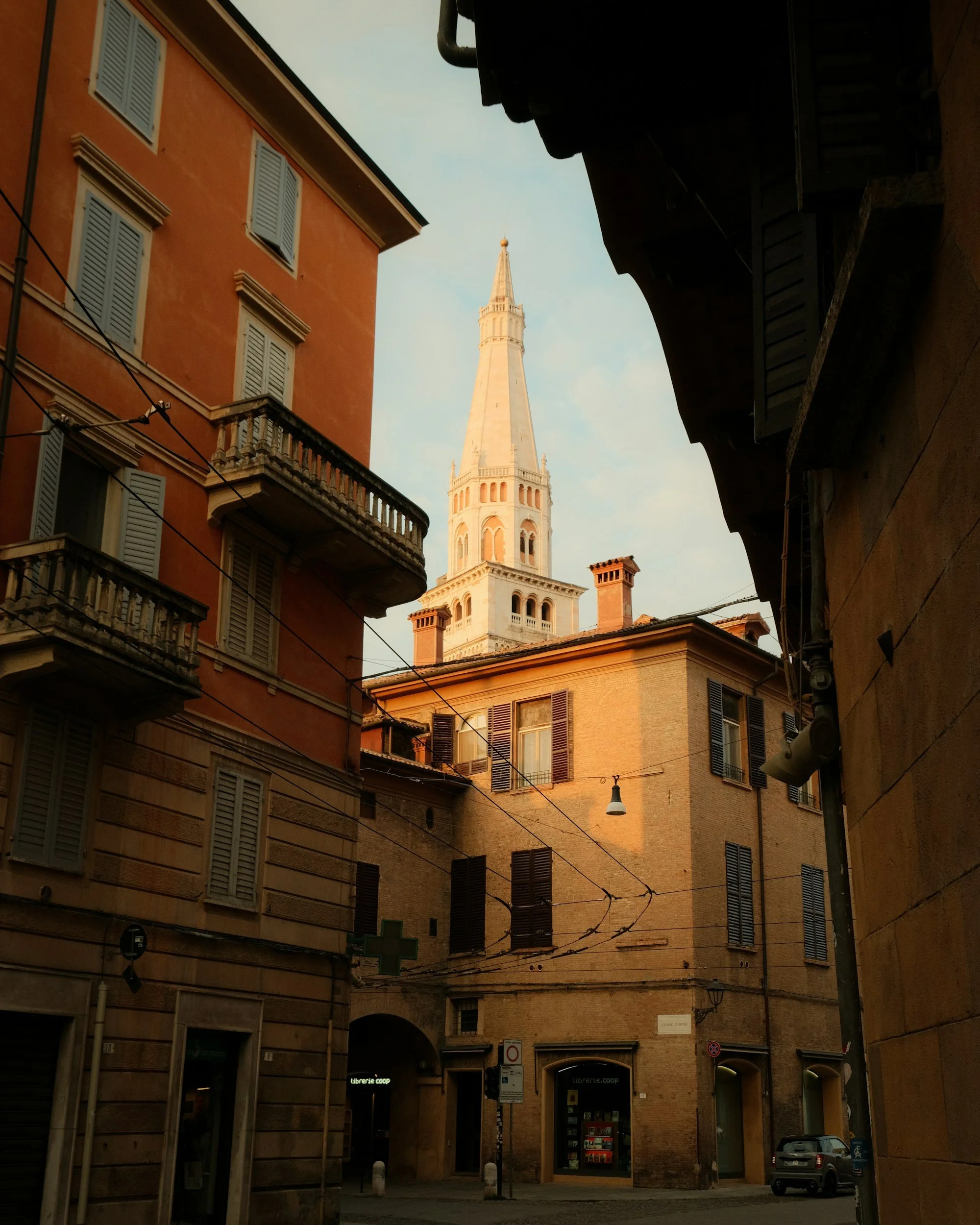Campanile Ghirlandina e scorcio del centro storico di Modena