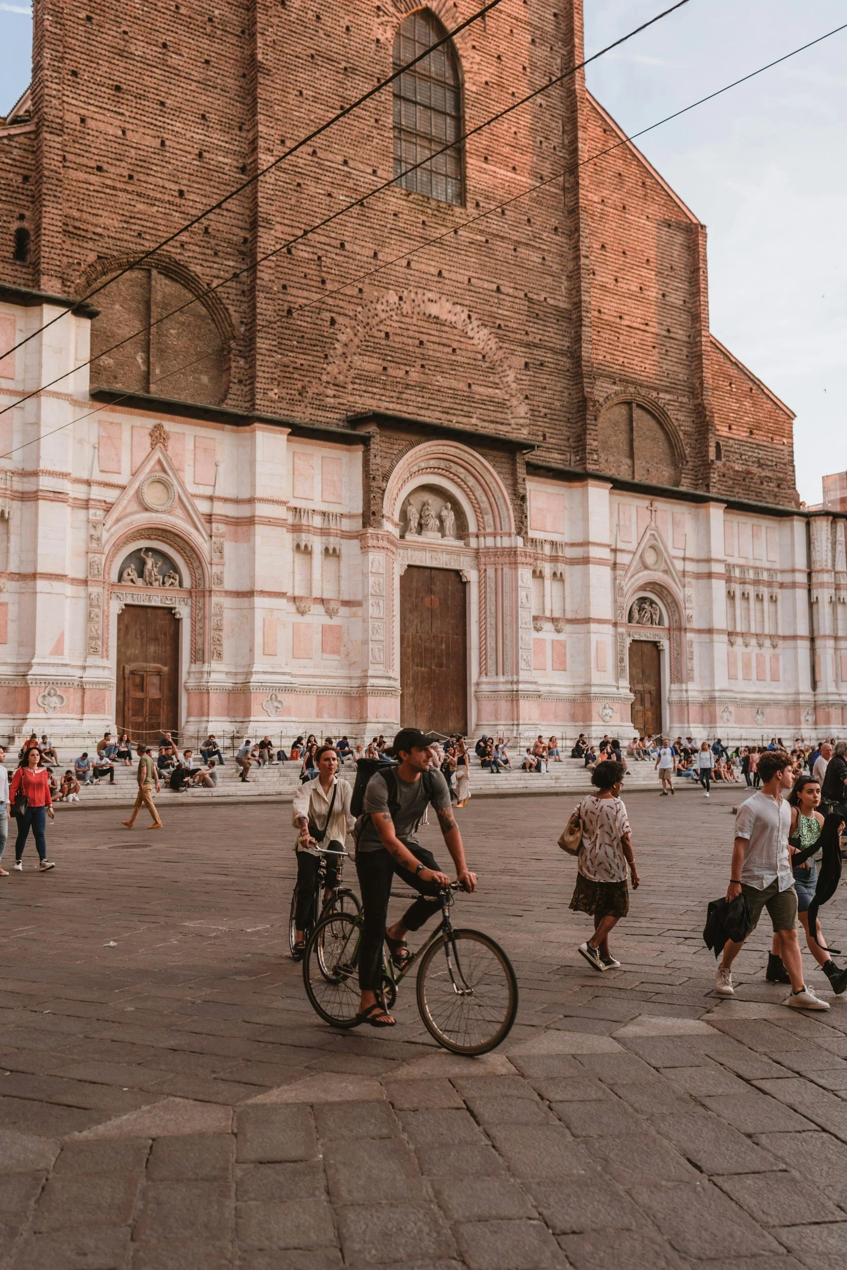 Facciata della Basilica di San Petronio e piazza antistante nel centro di Bologna