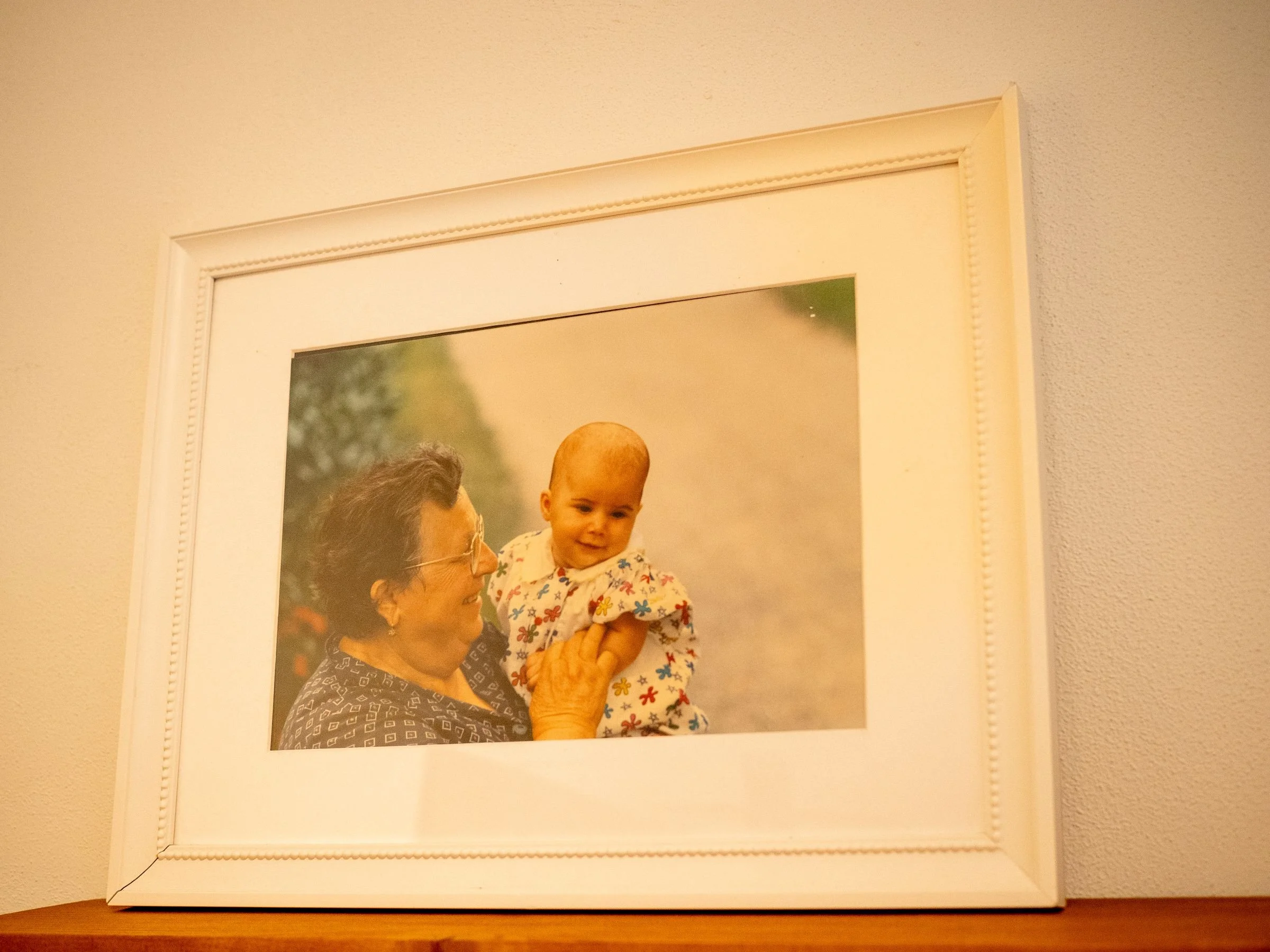 Fotografia di famiglia all’interno di Casa Roberta, simbolo di accoglienza e memoria