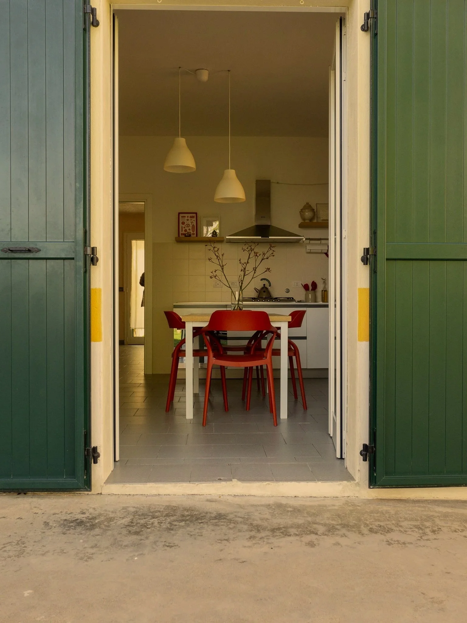 Vista della cucina di Casa Roberta dal patio esterno, nella campagna di Reggio Emilia.